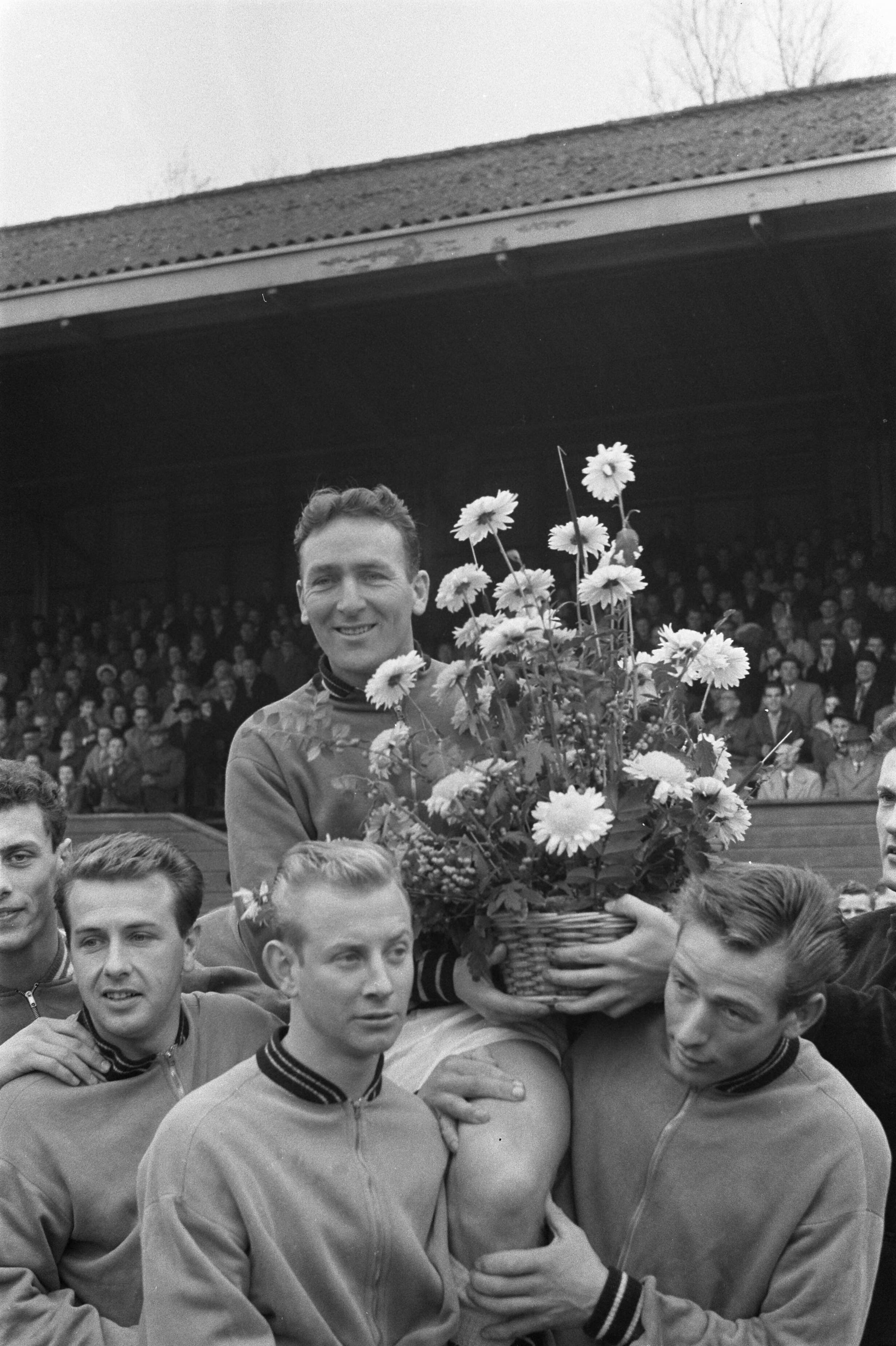 Fotocollectie Anefo — Voetbal. RCH - Go Ahead 1-2. Huldiging van RCH-speler Loek Biesbrouck sr. i.v.m. zijn 500ste wedstrijd voor het eerste elftal van de club. Biesbrouck op de schouders van medespelers — Foto: Pot, Harry / Anefo. Licentie: Set B: Rechtenvrij / Publiek Domein. Bron: Nationaal Archief. http://hdl.handle.net/10648/a9bf59c6-d0b4-102d-bcf8-003048976d84