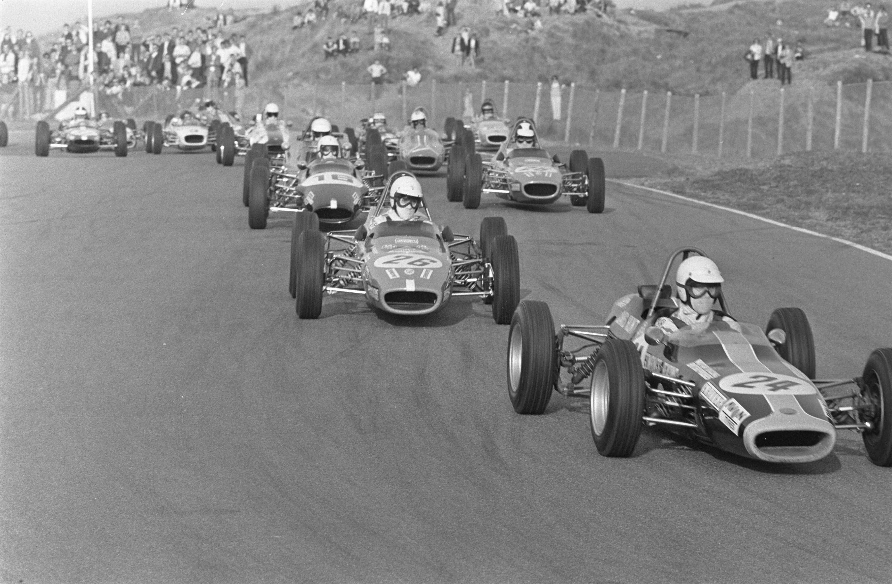Fotocollectie Anefo — Autoraces op Circuit Zandvoort — Foto: Evers, Joost / Anefo. Licentie: Set B: Rechtenvrij / Publiek Domein. Bron: Nationaal Archief. http://hdl.handle.net/10648/ab64a5a6-d0b4-102d-bcf8-003048976d84