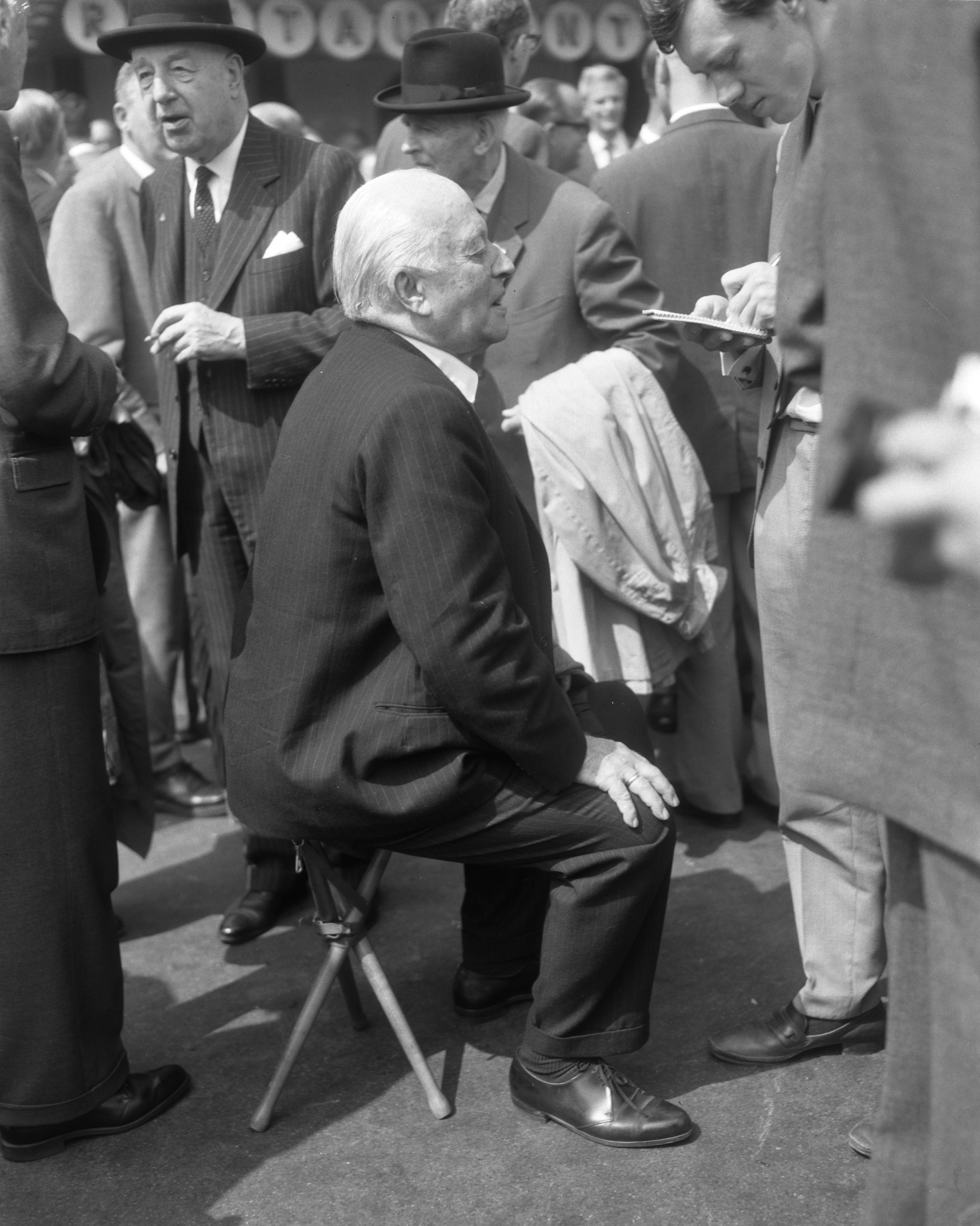 Fotocollectie Anefo — Reunisten voor Lustrum te Utrecht — Foto: Bilsen, Joop van / Anefo. Licentie: Set B: Rechtenvrij / Publiek Domein. Bron: Nationaal Archief. http://hdl.handle.net/10648/aaf13986-d0b4-102d-bcf8-003048976d84