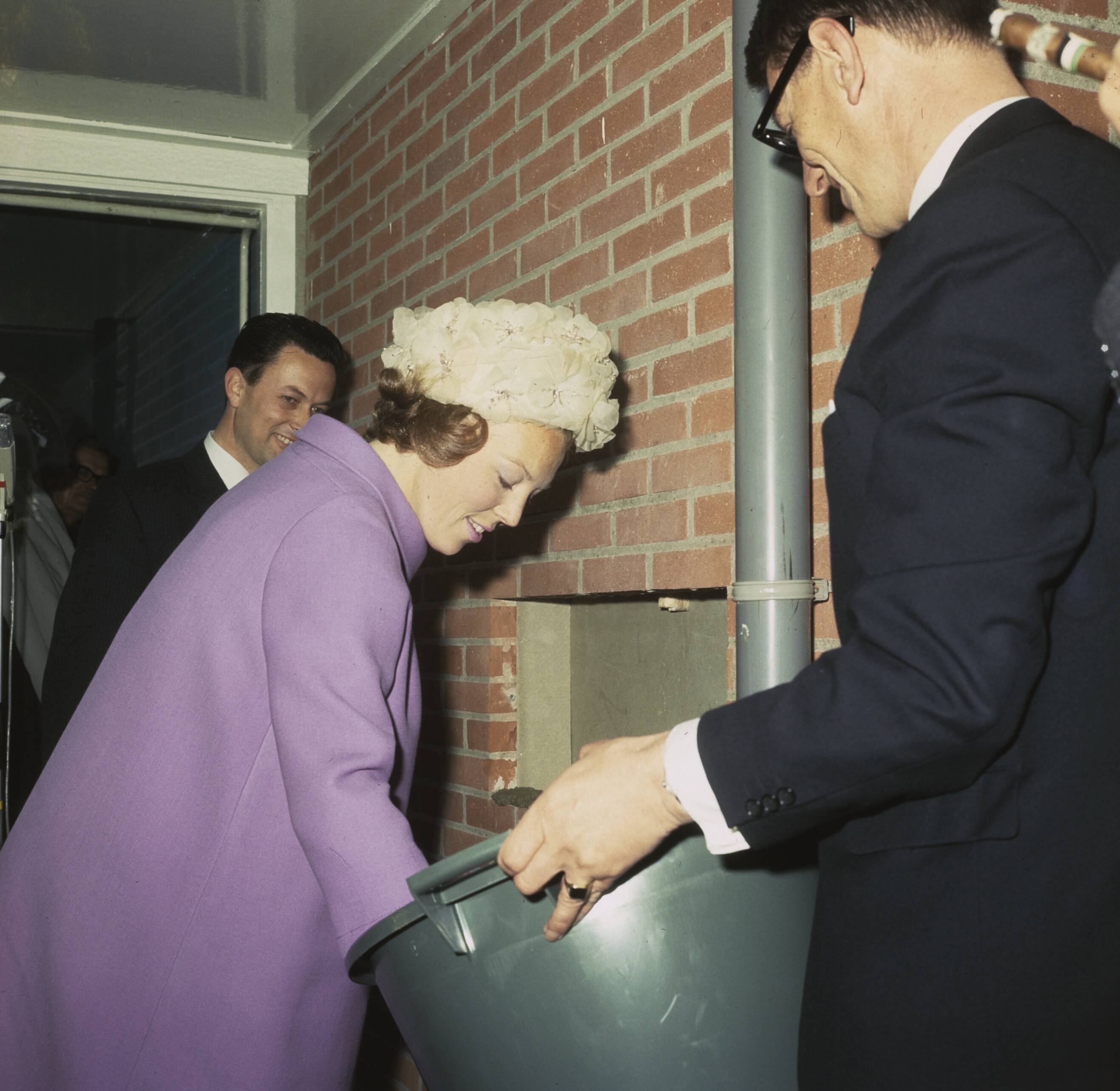 Fotocollectie Anefo — Hare Koninklijke Hoogheid Prinses Beatrix te Roden (Drenthe) opent vakantiecentrum voor gehandicapte jeugd, Prins Willem Alexander hoeve — Foto: Koch, Eric / Anefo. Licentie: Set B: Rechtenvrij / Publiek Domein. Bron: Nationaal Archief. http://hdl.handle.net/10648/ad8eed78-d0b4-102d-bcf8-003048976d84