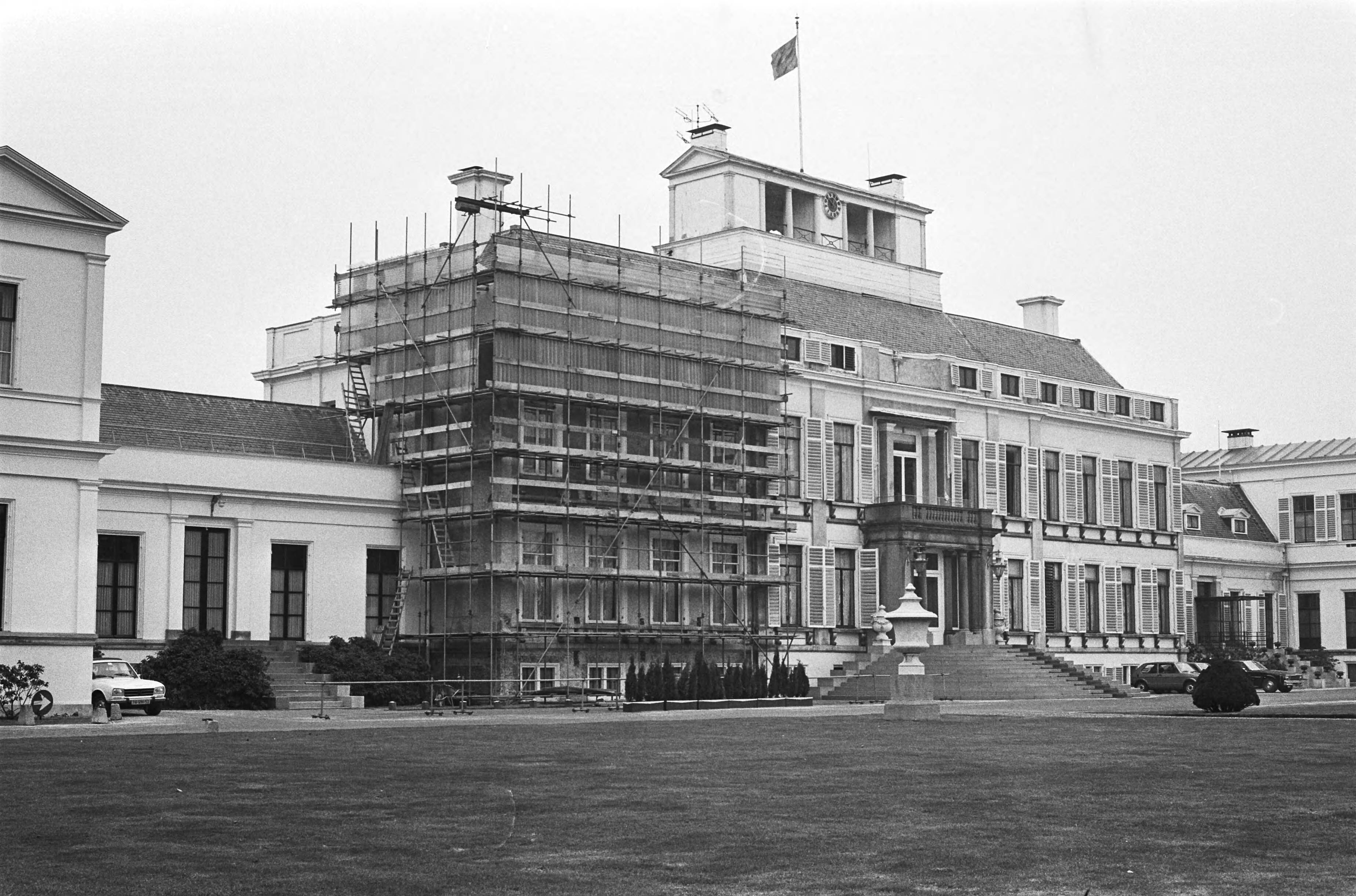 Fotocollectie Anefo — Paleis Soestdijk in de steigers — Foto: Suyk, Koen / Anefo. Licentie: Set B: Rechtenvrij / Publiek Domein. Bron: Nationaal Archief. http://hdl.handle.net/10648/acc67ba4-d0b4-102d-bcf8-003048976d84