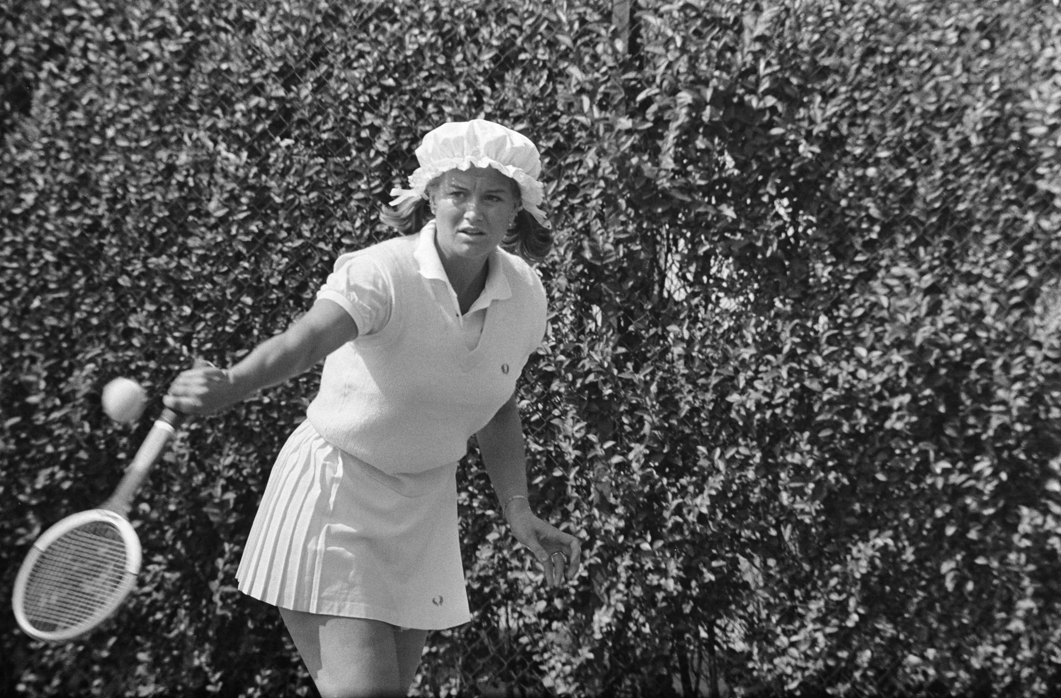 Fotocollectie Anefo — Nationale tenniskampioenschappen op Mets-banen te Scheveningen: Ellen Sluiter aktie — Foto: Koch, Eric / Anefo. Licentie: Set B: Rechtenvrij / Publiek Domein. Bron: Nationaal Archief. http://hdl.handle.net/10648/ab75cd5e-d0b4-102d-bcf8-003048976d84