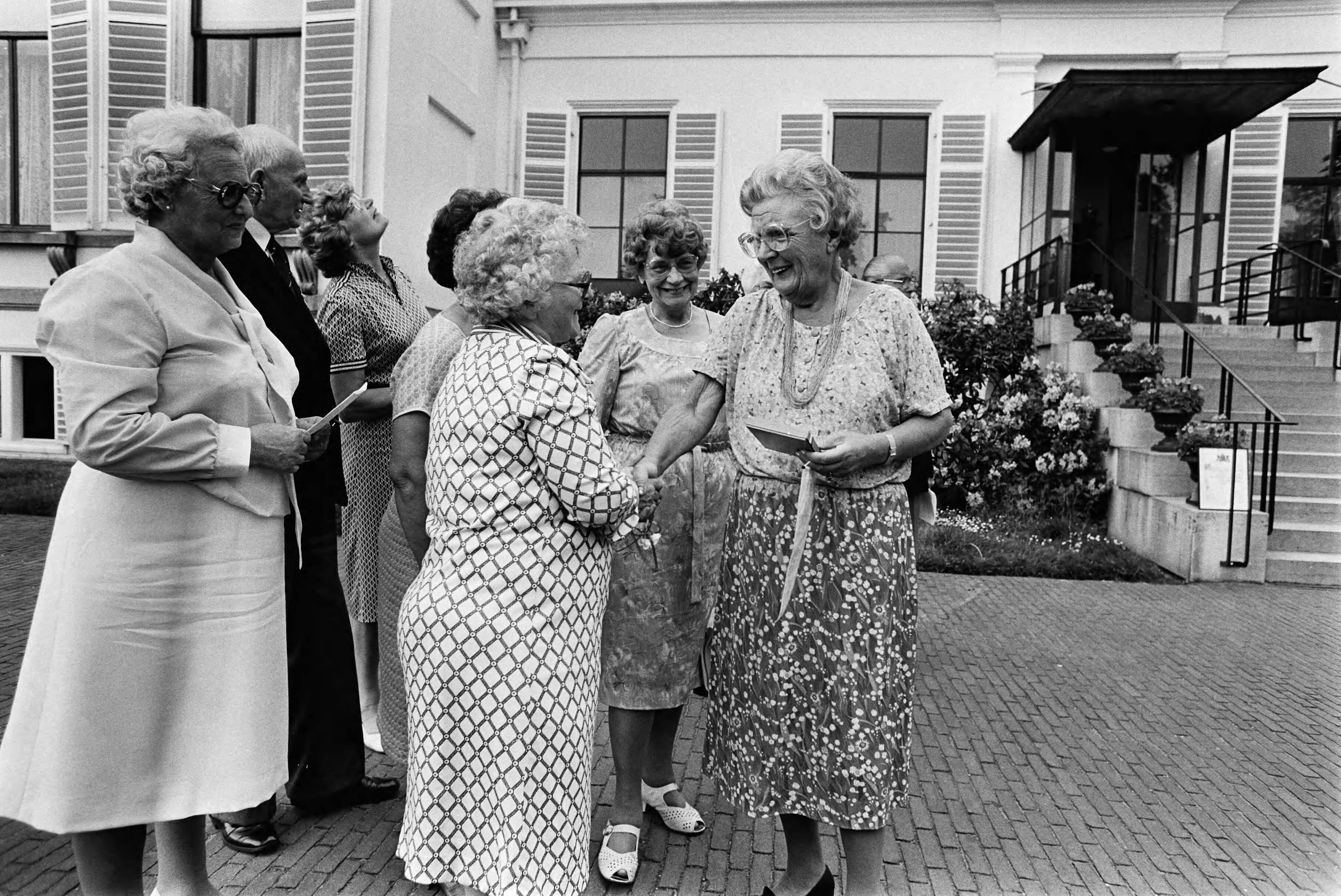 Fotocollectie Anefo — Traditionele bejaardendefile ter ere van Prinses Juliana op Soestdijk; Prinses Juliana begroet de bejaarden — Foto: Croes, Rob C. / Anefo. Licentie: Set B: Rechtenvrij / Publiek Domein. Bron: Nationaal Archief. http://hdl.handle.net/10648/acfd4daa-d0b4-102d-bcf8-003048976d84