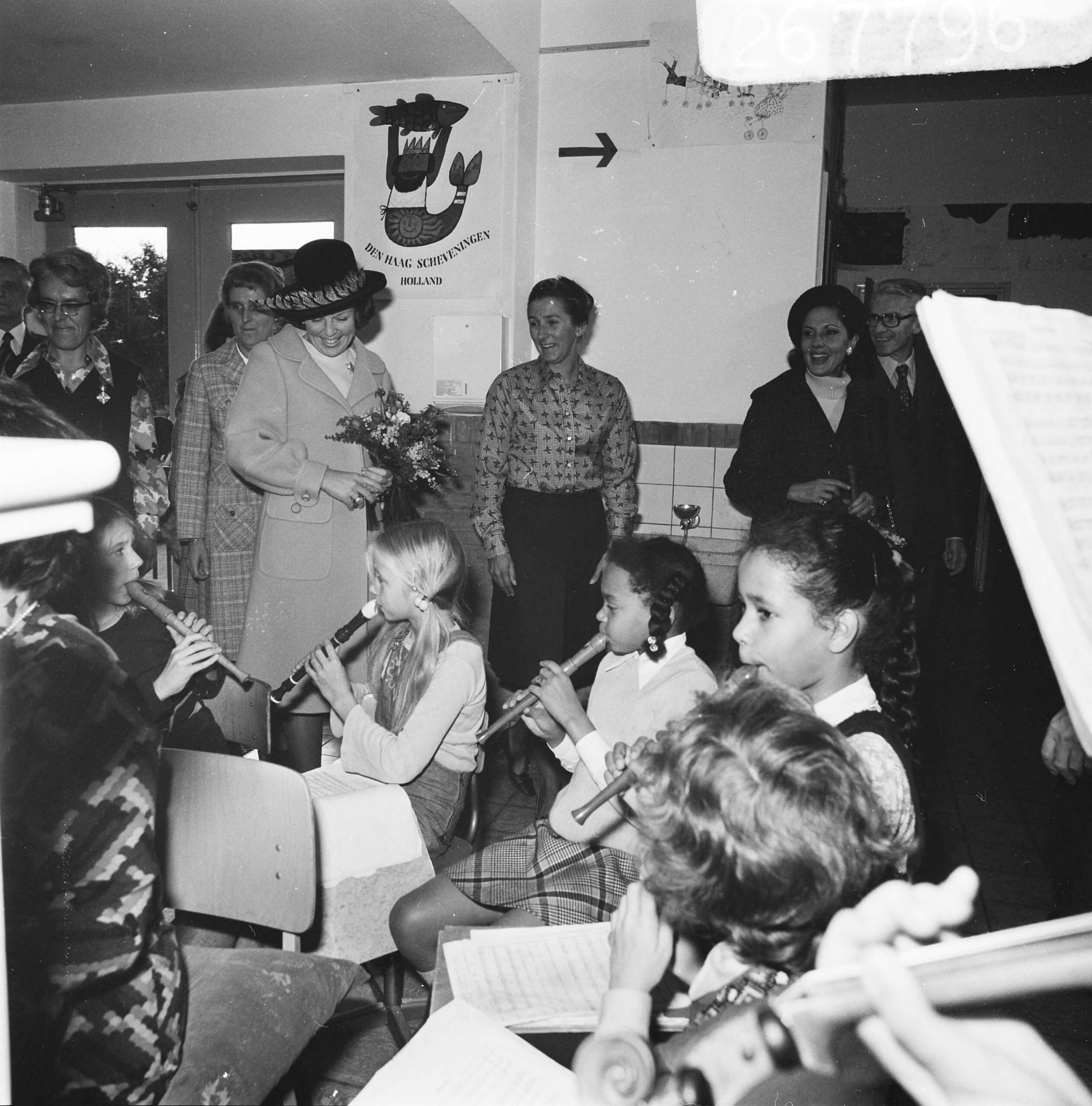 Italiaans staatsbezoek aan Nederland — Mevrouw Leone, echtgenote van de Italiaanse president, bezoekt de Montessorischool Waalsdorp in Den Haag — Foto: Mieremet, Rob / Anefo. Licentie: Set B: Rechtenvrij / Publiek Domein. Bron: Nationaal Archief. http://hdl.handle.net/10648/ac3a9788-d0b4-102d-bcf8-003048976d84