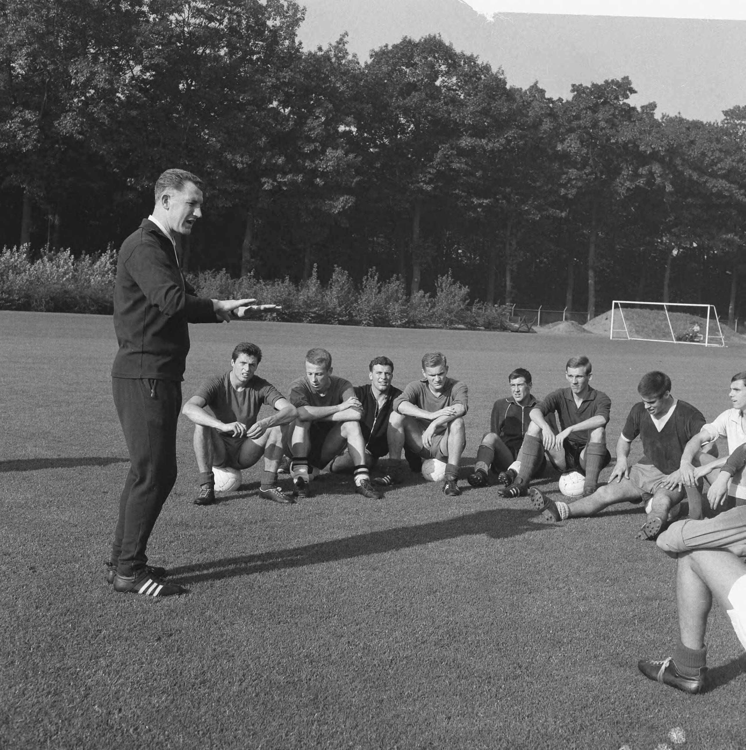 Fotocollectie Anefo — Training van Jong Oranje te Zeist. Coach George Kessler en spelers tijdens de training — Foto: Kroon, Ron / Anefo. Licentie: Set B: Rechtenvrij / Publiek Domein. Bron: Nationaal Archief. http://hdl.handle.net/10648/aac44c1e-d0b4-102d-bcf8-003048976d84