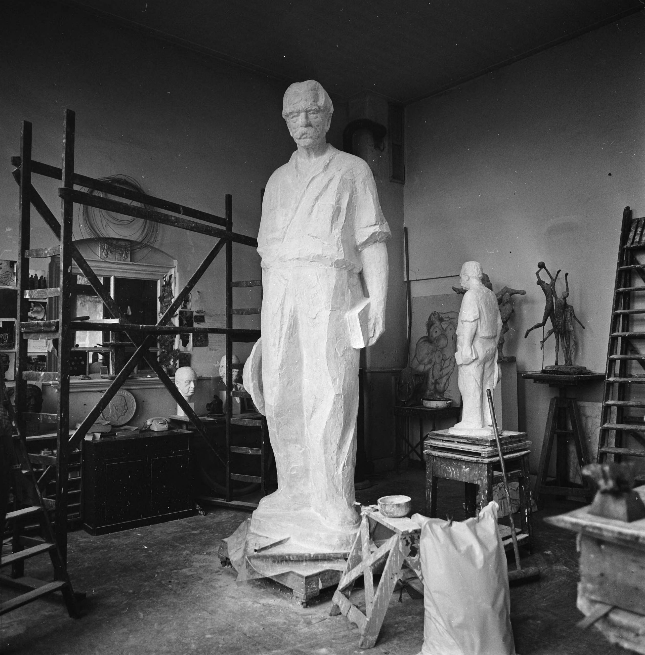 Fotocollectie Anefo — Beeld van Albert Schweitzer voor Deventer van Pieter de Monchy — Foto: Mieremet, Rob / Anefo. Licentie: Set B: Rechtenvrij / Publiek Domein. Bron: Nationaal Archief. http://hdl.handle.net/10648/ac4af0a6-d0b4-102d-bcf8-003048976d84