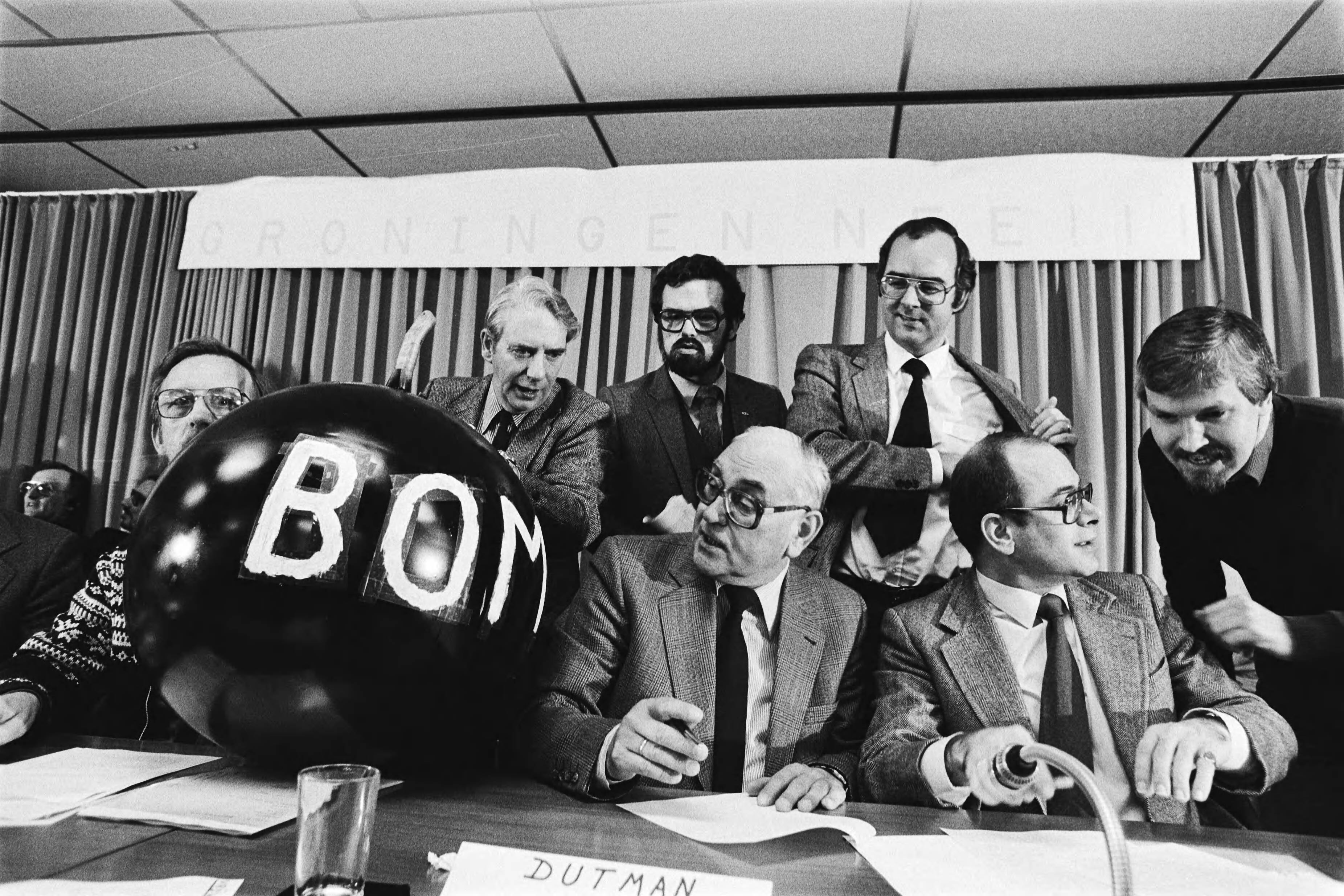 Fotocollectie Anefo — PTT ers demonstreren tegen overplaatsing naar Noorden des lands ( Den Haag ); ABVA voorzitter Deetman met protest bom — Foto: Suyk, Koen / Anefo. Licentie: Set B: Rechtenvrij / Publiek Domein. Bron: Nationaal Archief. http://hdl.handle.net/10648/acd99f72-d0b4-102d-bcf8-003048976d84