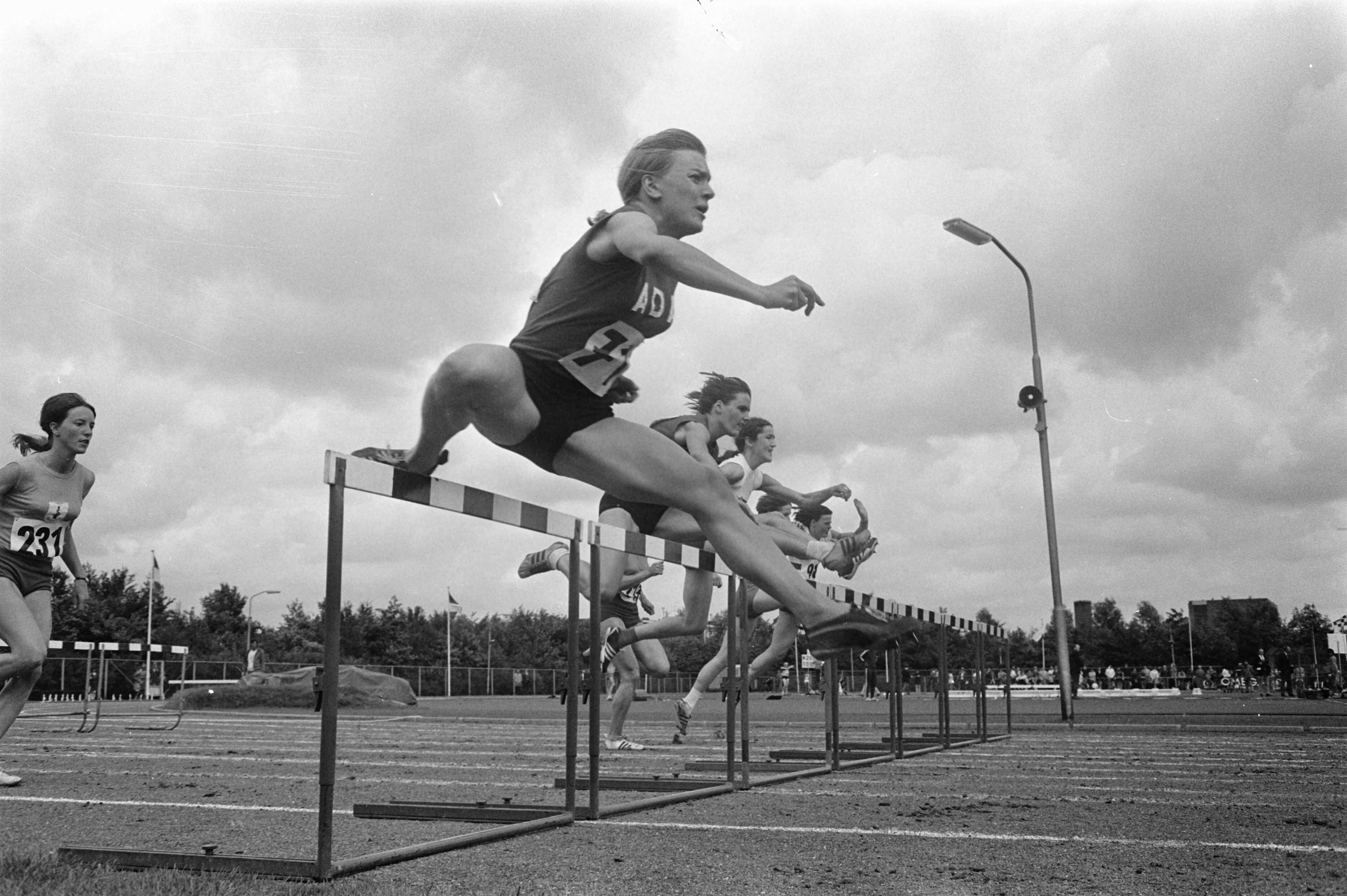 Fotocollectie Anefo — Nationale atletiekkampioenschappen in Haarlem; Mieke Sterk in aktie — Foto: Koch, Eric / Anefo. Licentie: Set B: Rechtenvrij / Publiek Domein. Bron: Nationaal Archief. http://hdl.handle.net/10648/ab9dab44-d0b4-102d-bcf8-003048976d84
