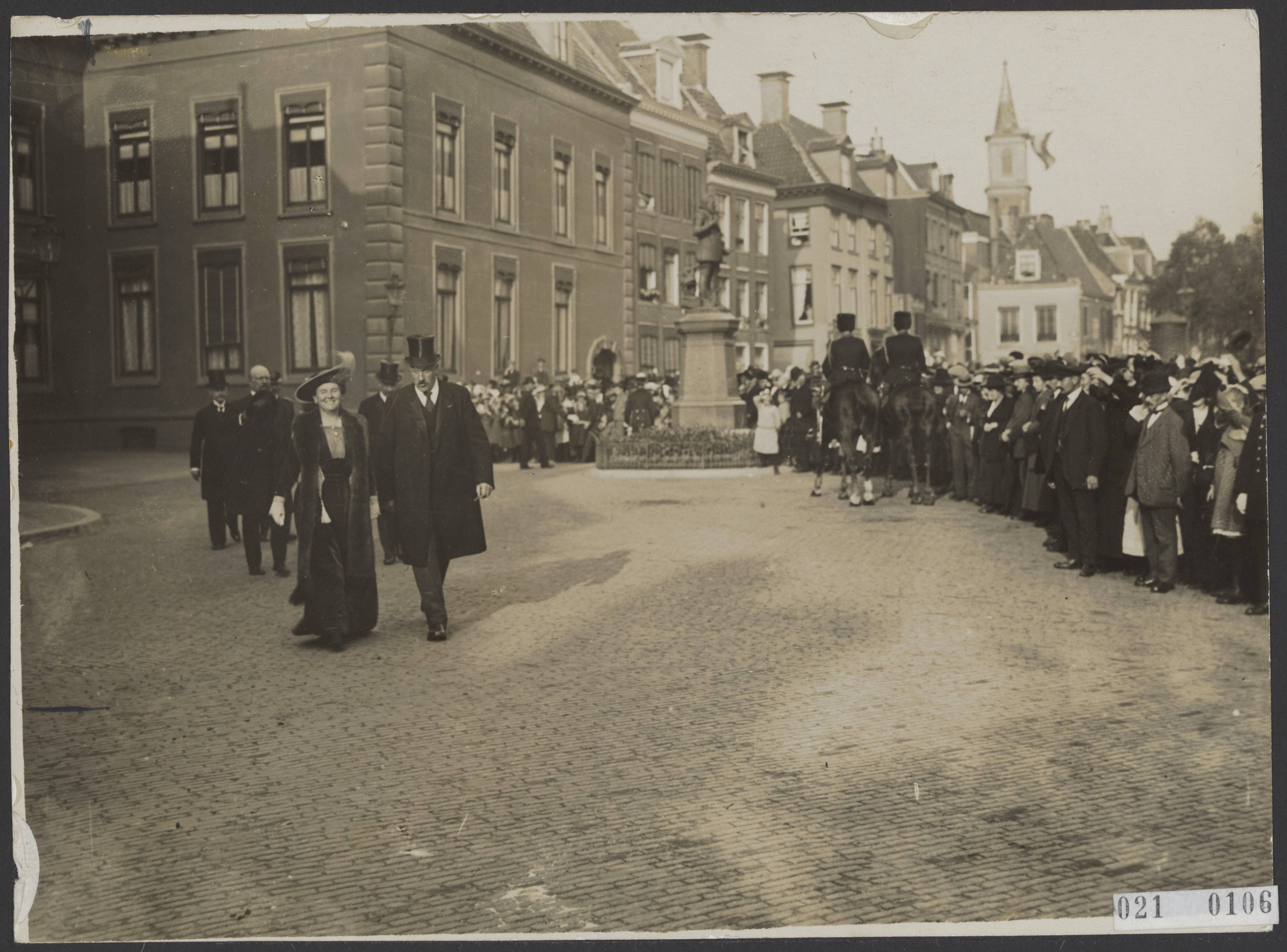 Fotocollectie Elsevier Binnenland — Koninklijk bezoek aan Leeuwarden — Foto: N.V. Vereenigde Fotobureaux. Licentie: Set B: Rechtenvrij / Publiek Domein. Bron: Nationaal Archief. http://hdl.handle.net/10648/adce1b24-d0b4-102d-bcf8-003048976d84