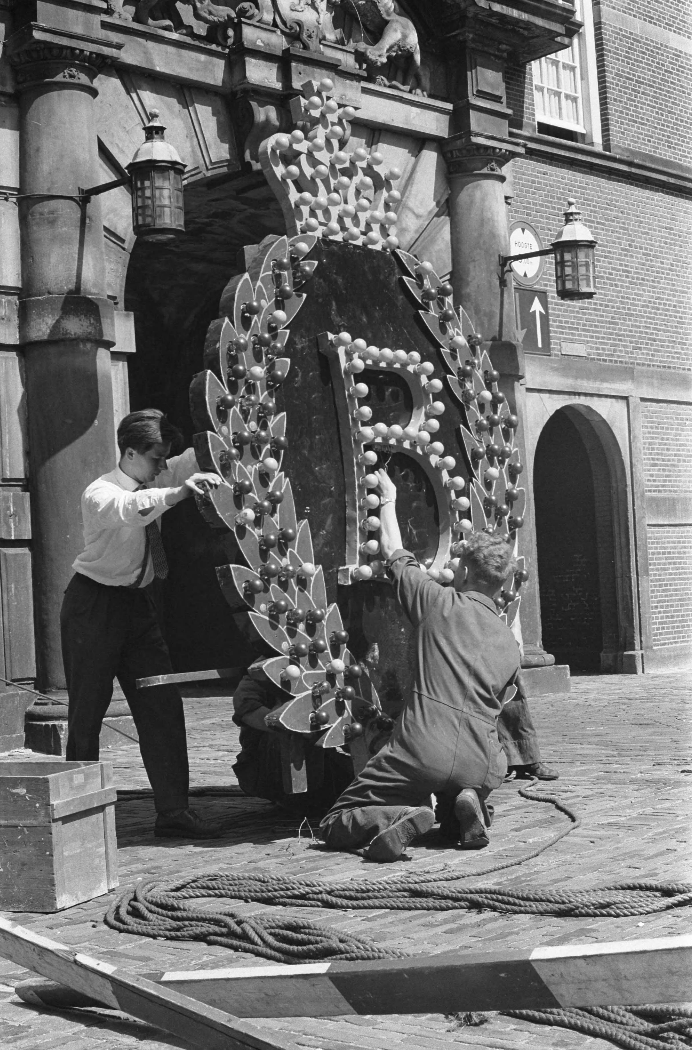 Fotocollectie Anefo — Monteren van verlichte B ter gelegenheid van verjaardag van prins Bernhard — Foto: Rossem, Wim van / Anefo. Licentie: Set B: Rechtenvrij / Publiek Domein. Bron: Nationaal Archief. http://hdl.handle.net/10648/a9da80d4-d0b4-102d-bcf8-003048976d84