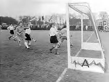 Fotocollectie Anefo — Dameshockey Nederland tegen België 2-1 te Breda. Spelmoment, Trix Millissen scoort tweede doelpunt, op de voorgrond juichend M. Weytens — Foto: Behrens, Herbert F. / Anefo. Licentie: Set B: Rechtenvrij / Publiek Domein. Bron: Nationaal Archief. http://hdl.handle.net/10648/a9ad0168-d0b4-102d-bcf8-003048976d84
