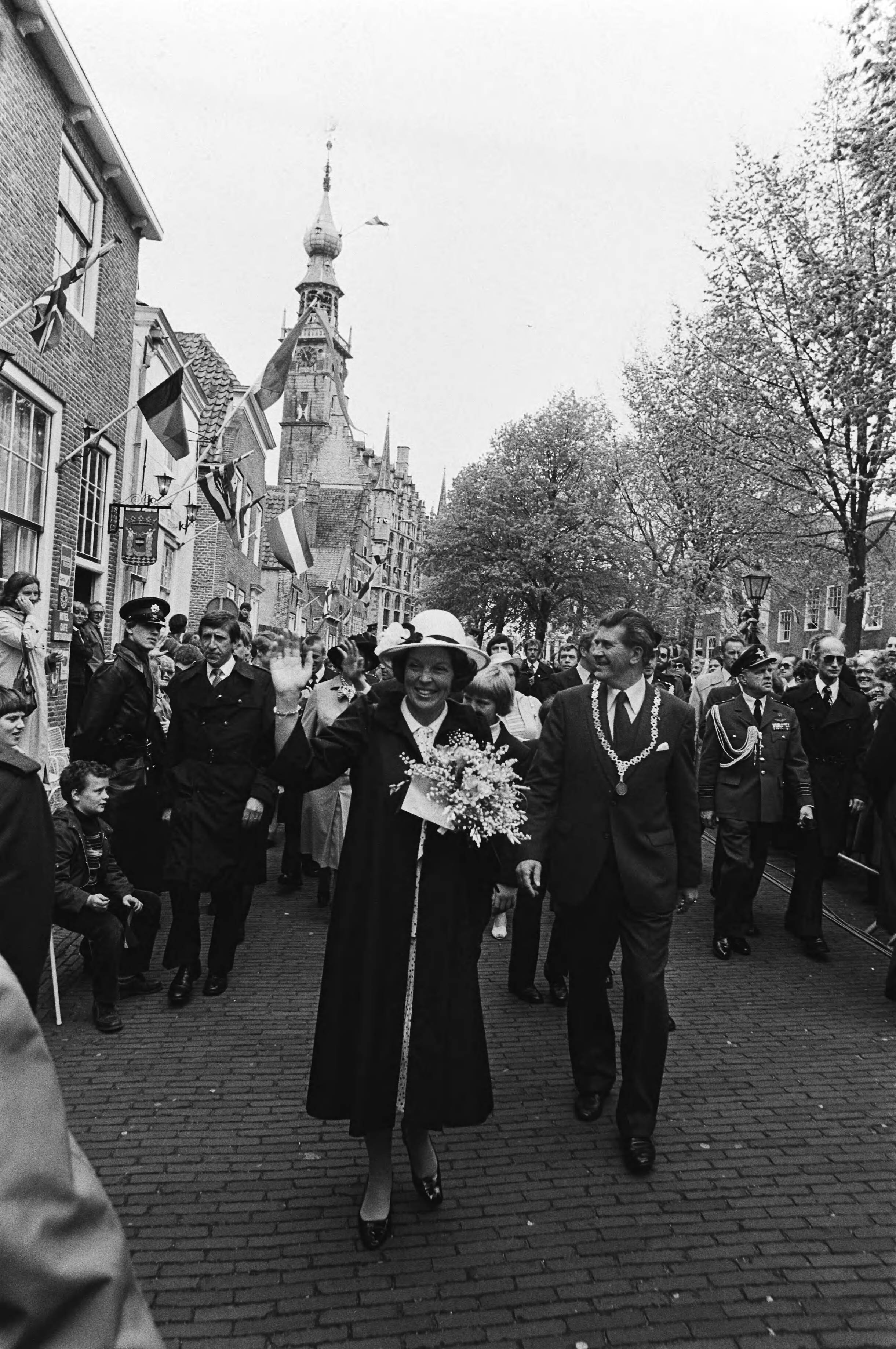 Fotocollectie Anefo — Viering Koninginnedag in Veere, koninklijke gezin wandelen door Veere — Foto: Bogaerts, Rob / Anefo. Licentie: Set B: Rechtenvrij / Publiek Domein. Bron: Nationaal Archief. http://hdl.handle.net/10648/acfab18a-d0b4-102d-bcf8-003048976d84
