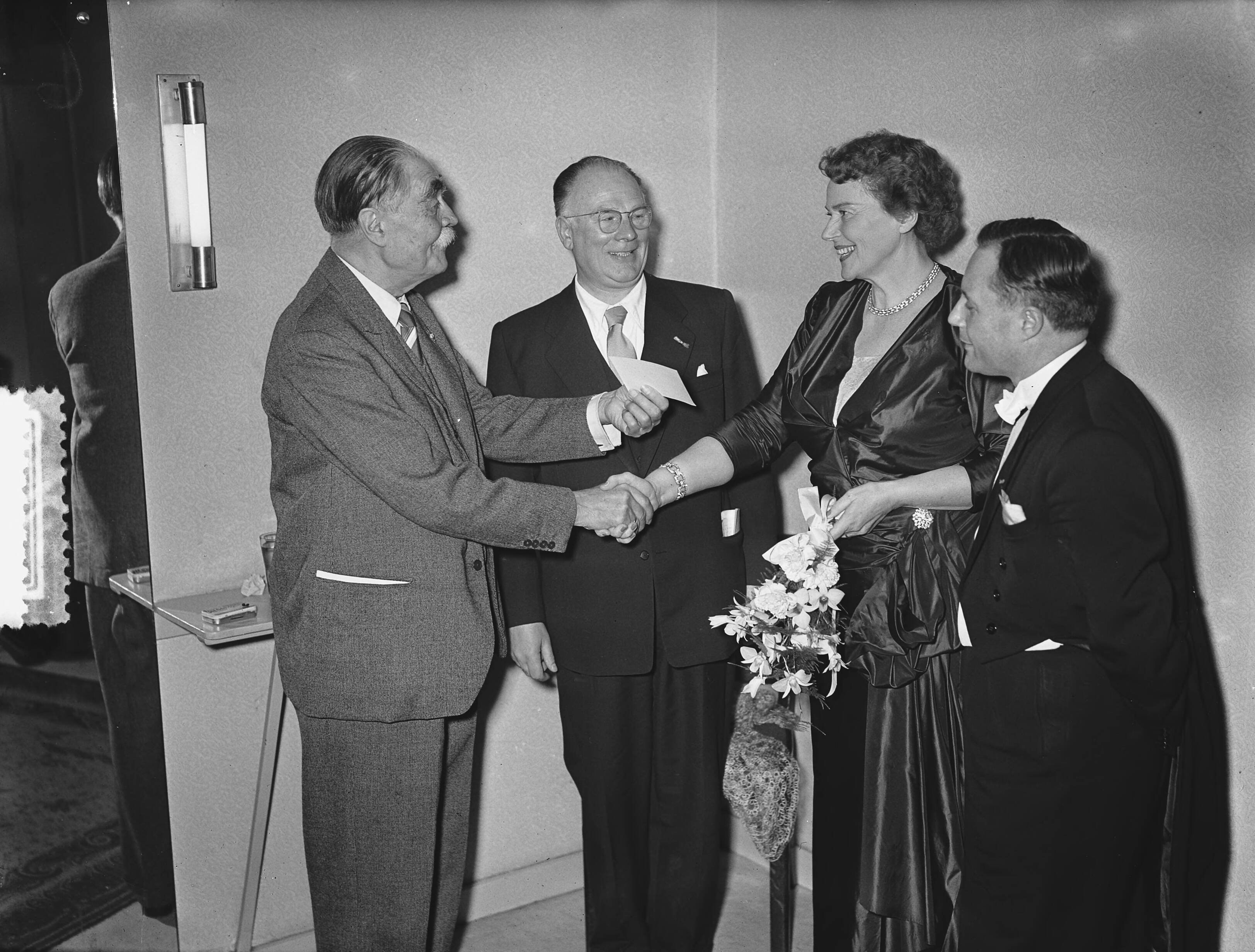 Fotocollectie Anefo — Afscheidsconcert van Jo Vincent in zaal Diligentia te Den Haag — Foto: Bilsen, Joop van / Anefo. Licentie: Set B: Rechtenvrij / Publiek Domein. Bron: Nationaal Archief. http://hdl.handle.net/10648/a91a1a10-d0b4-102d-bcf8-003048976d84