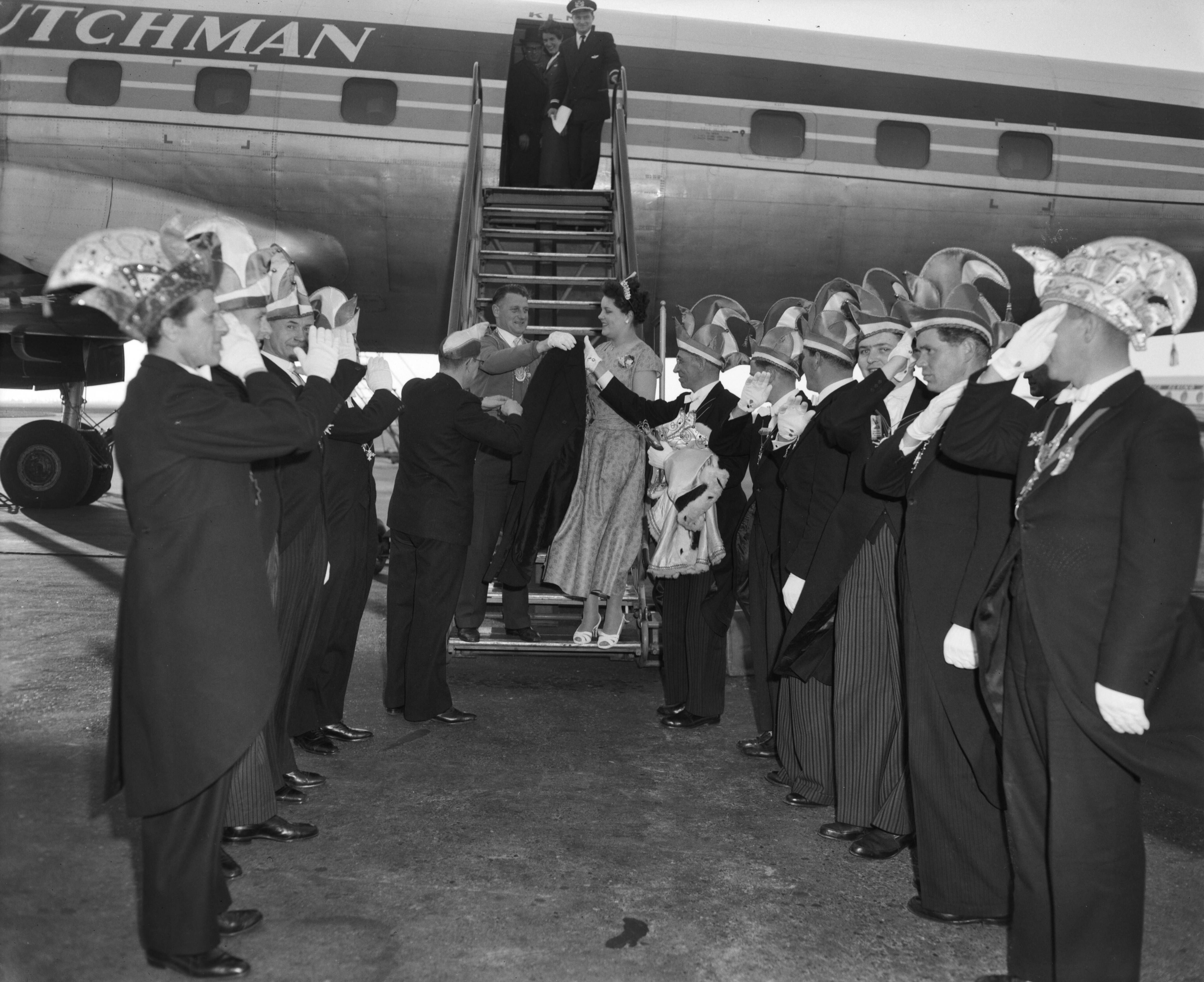 Fotocollectie Anefo — Carnavalsprins Joop Knooren uit Klimmen (L.) emigreert naar Nieuw Zeeland — Foto: Behrens, Herbert F. / Anefo. Licentie: Set B: Rechtenvrij / Publiek Domein. Bron: Nationaal Archief. http://hdl.handle.net/10648/a979a8e0-d0b4-102d-bcf8-003048976d84