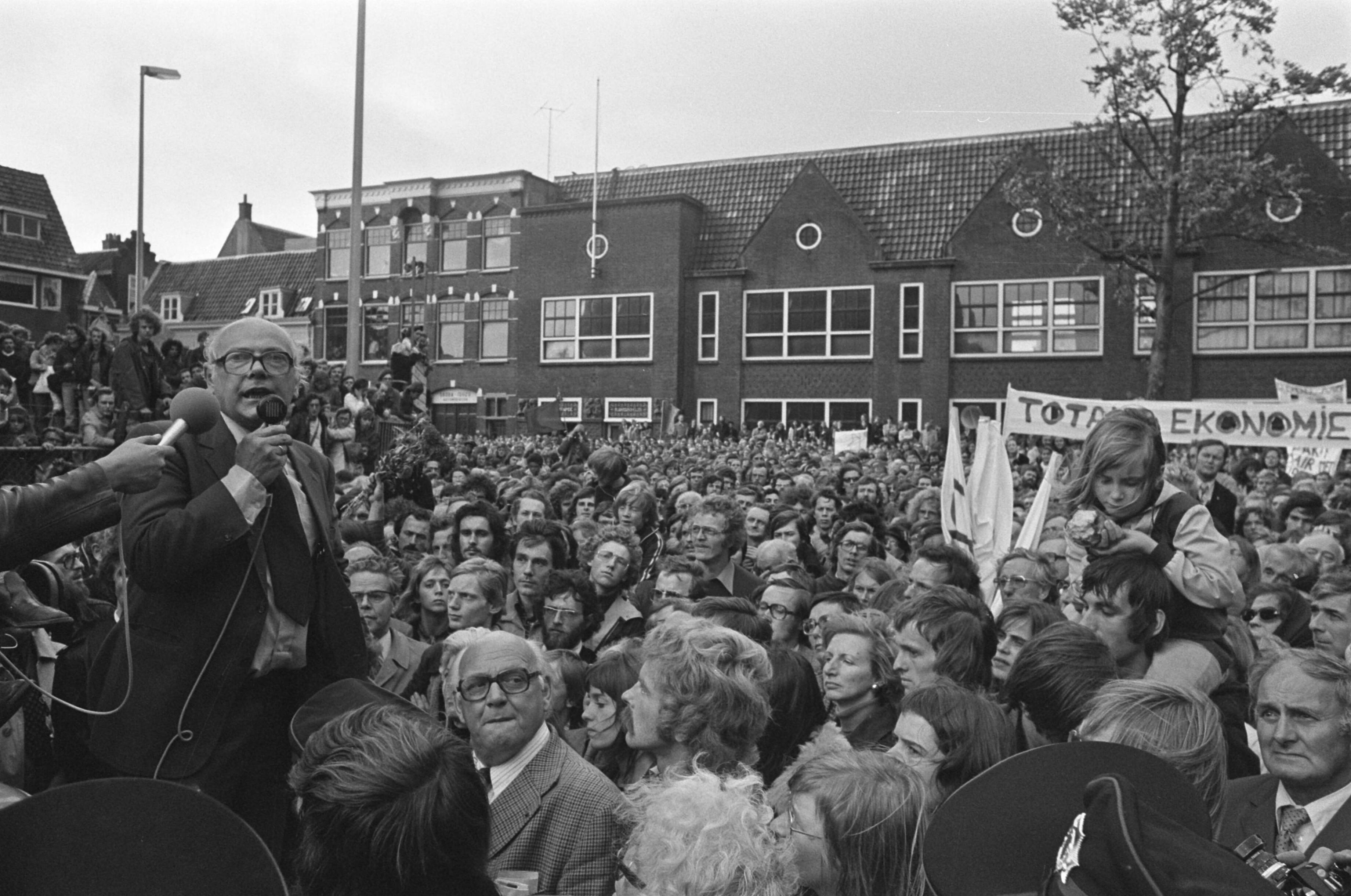 Fotocollectie Anefo — Regering demonstreert tegen doodvonnissen in Spanje in Utrecht; premier Den Uyl tijdens toespraak — Foto: Verhoeff, Bert / Anefo. Licentie: Set B: Rechtenvrij / Publiek Domein. Bron: Nationaal Archief. http://hdl.handle.net/10648/ac730de8-d0b4-102d-bcf8-003048976d84
