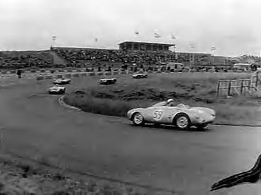 Fotocollectie Anefo — Nationale sportwagenraces op het circuit van Zandvoort — Foto: Pot, Harry / Anefo. Licentie: Set B: Rechtenvrij / Publiek Domein. Bron: Nationaal Archief. http://hdl.handle.net/10648/a97ff204-d0b4-102d-bcf8-003048976d84