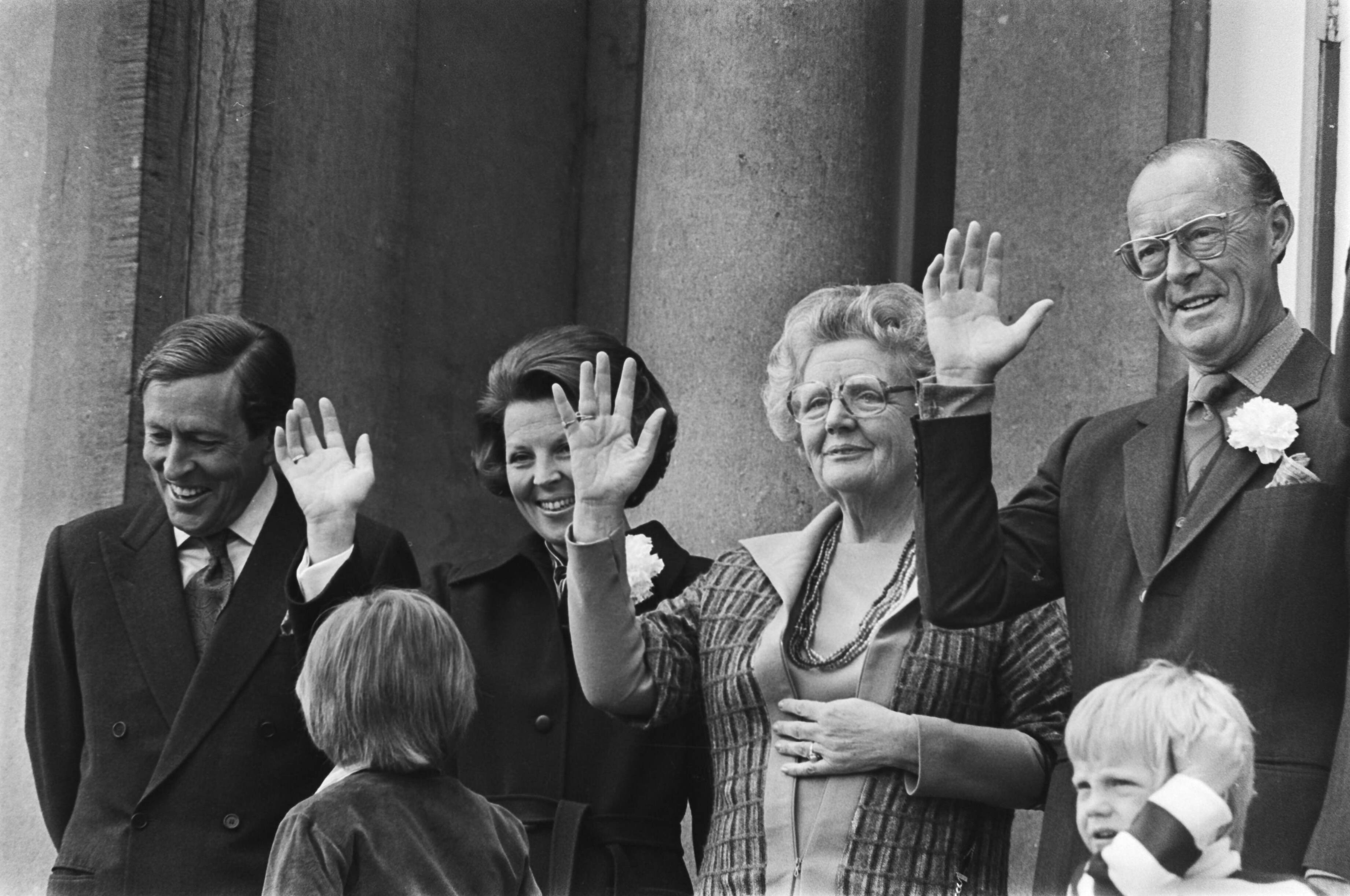 Fotocollectie Anefo — Defile Soestdijk; zwaaiend v.l.n.r. Claus, Beatrix, Juliana en Bernhard — Foto: Mieremet, Rob / Anefo. Licentie: Set B: Rechtenvrij / Publiek Domein. Bron: Nationaal Archief. http://hdl.handle.net/10648/ac8280b6-d0b4-102d-bcf8-003048976d84