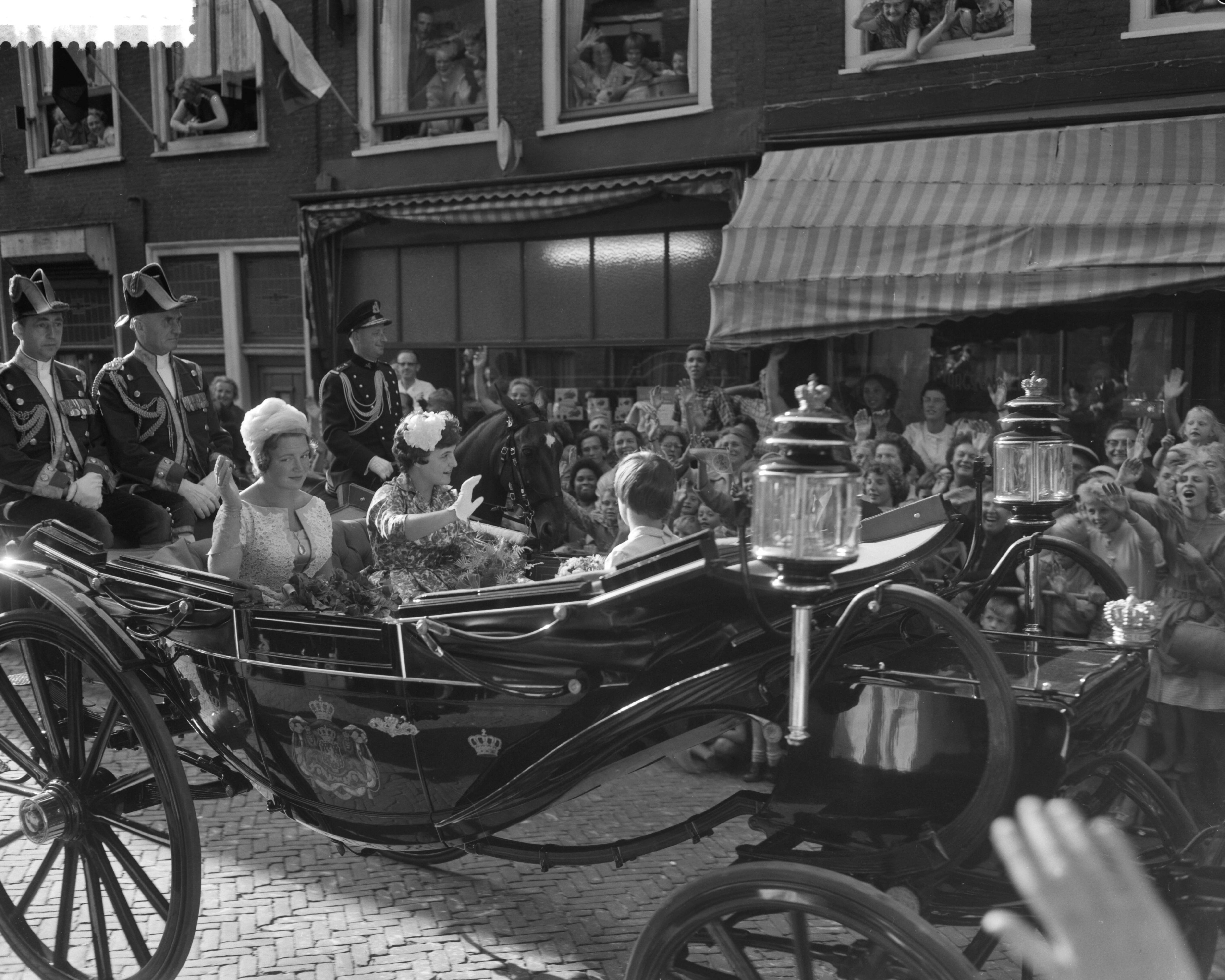 Prinsjesdag 1959 — Prinsjesdag. Rijtoer door Den Haag. De drie prinsessen — Foto: Behrens, Herbert F. / Anefo. Licentie: Set B: Rechtenvrij / Publiek Domein. Bron: Nationaal Archief. http://hdl.handle.net/10648/a99d921e-d0b4-102d-bcf8-003048976d84