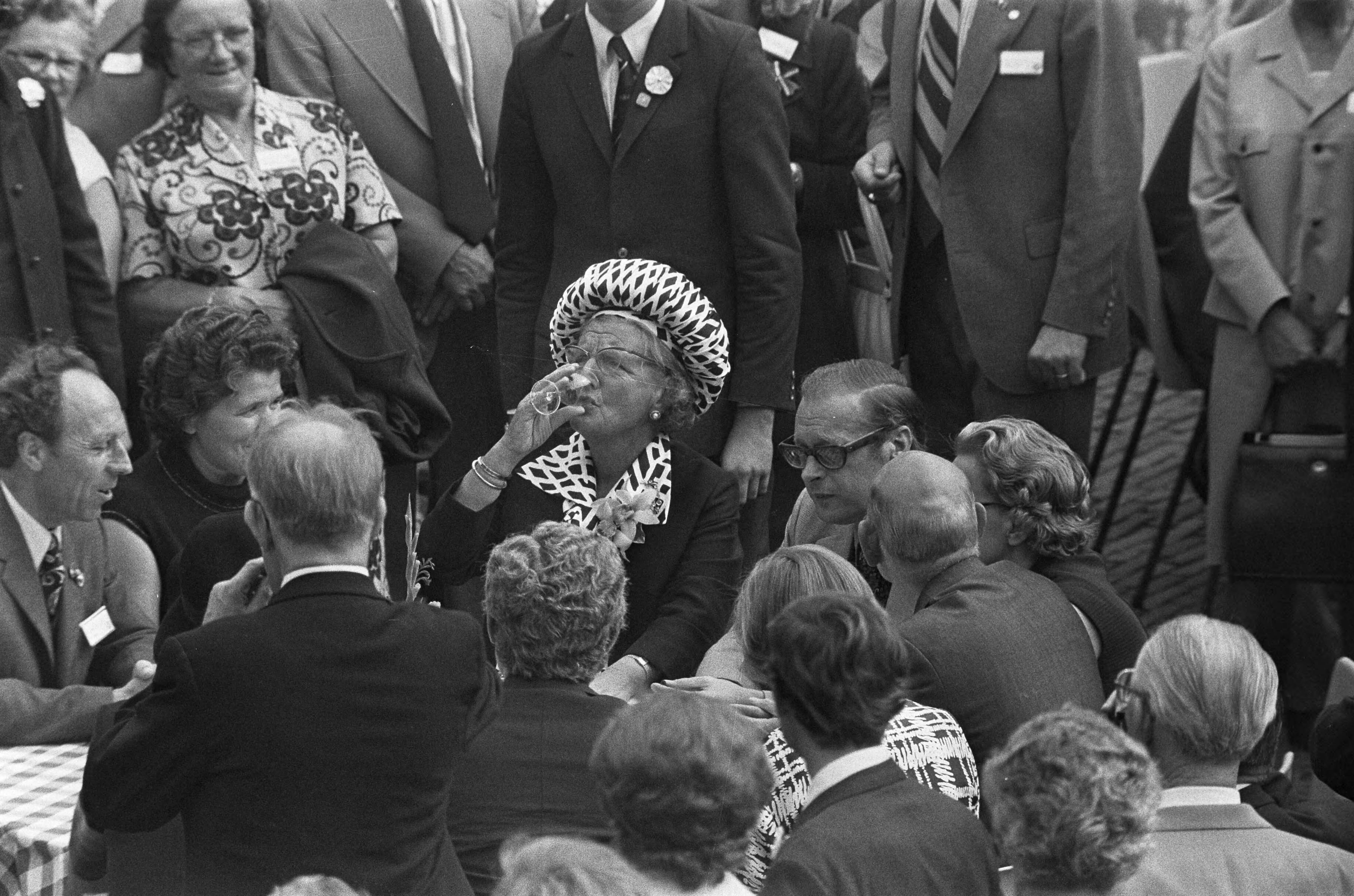 Fotocollectie Anefo — Viering Zilveren Regeringsjubileum van Koningin Juliana in Den Haag , Hare Majesteit tijdens koffiemaaltijd, drinkt — Foto: Mieremet, Rob / Anefo. Licentie: Set B: Rechtenvrij / Publiek Domein. Bron: Nationaal Archief. http://hdl.handle.net/10648/ac363c60-d0b4-102d-bcf8-003048976d84