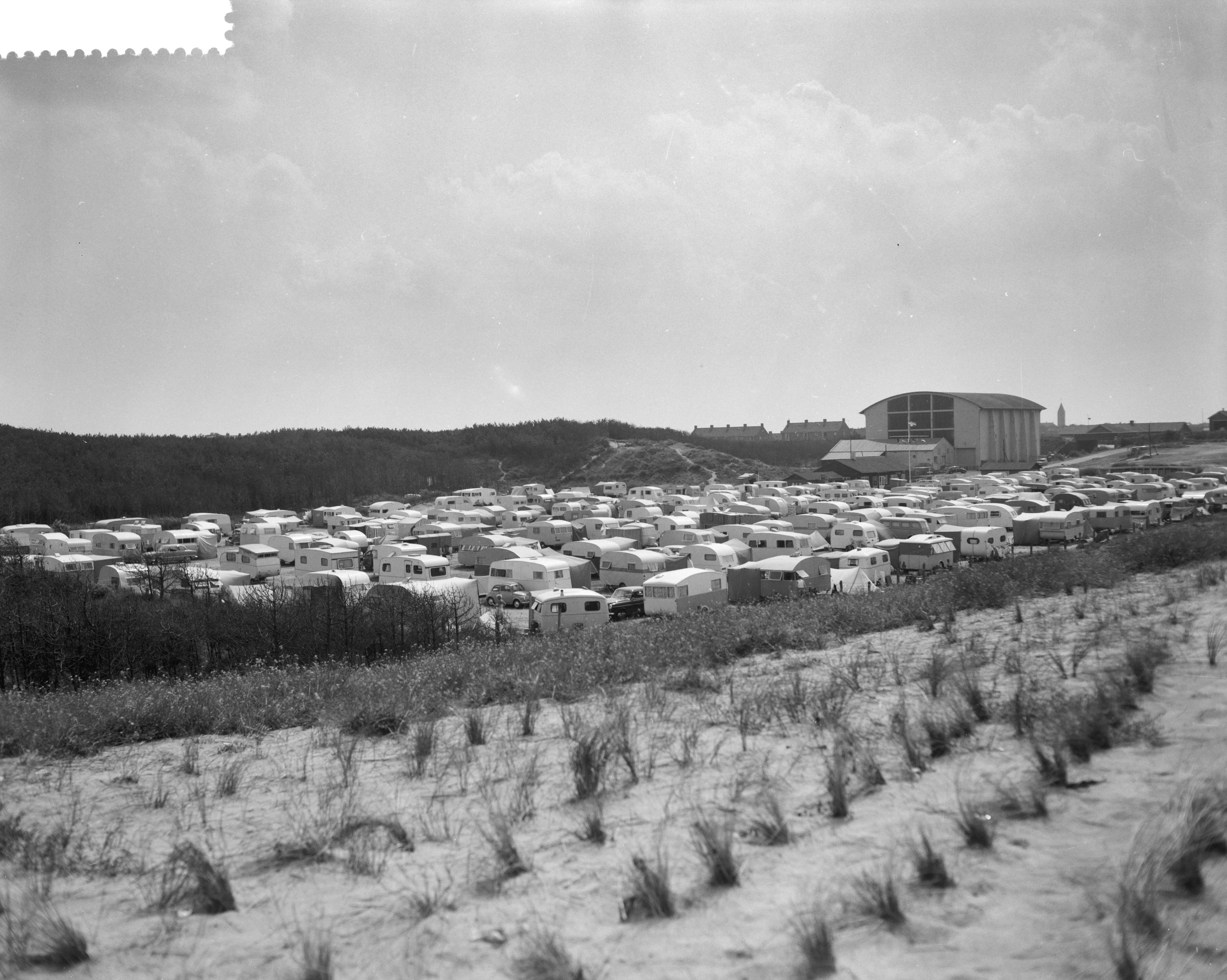 Fotocollectie Anefo — Voorbereidingen wereldkampioenschap wielrennen op de weg te Zandvoort. Drukte in het caravankamp te Zandvoort — Foto: Bilsen, Joop van / Anefo. Licentie: Set B: Rechtenvrij / Publiek Domein. Bron: Nationaal Archief. http://hdl.handle.net/10648/a99aa3a6-d0b4-102d-bcf8-003048976d84