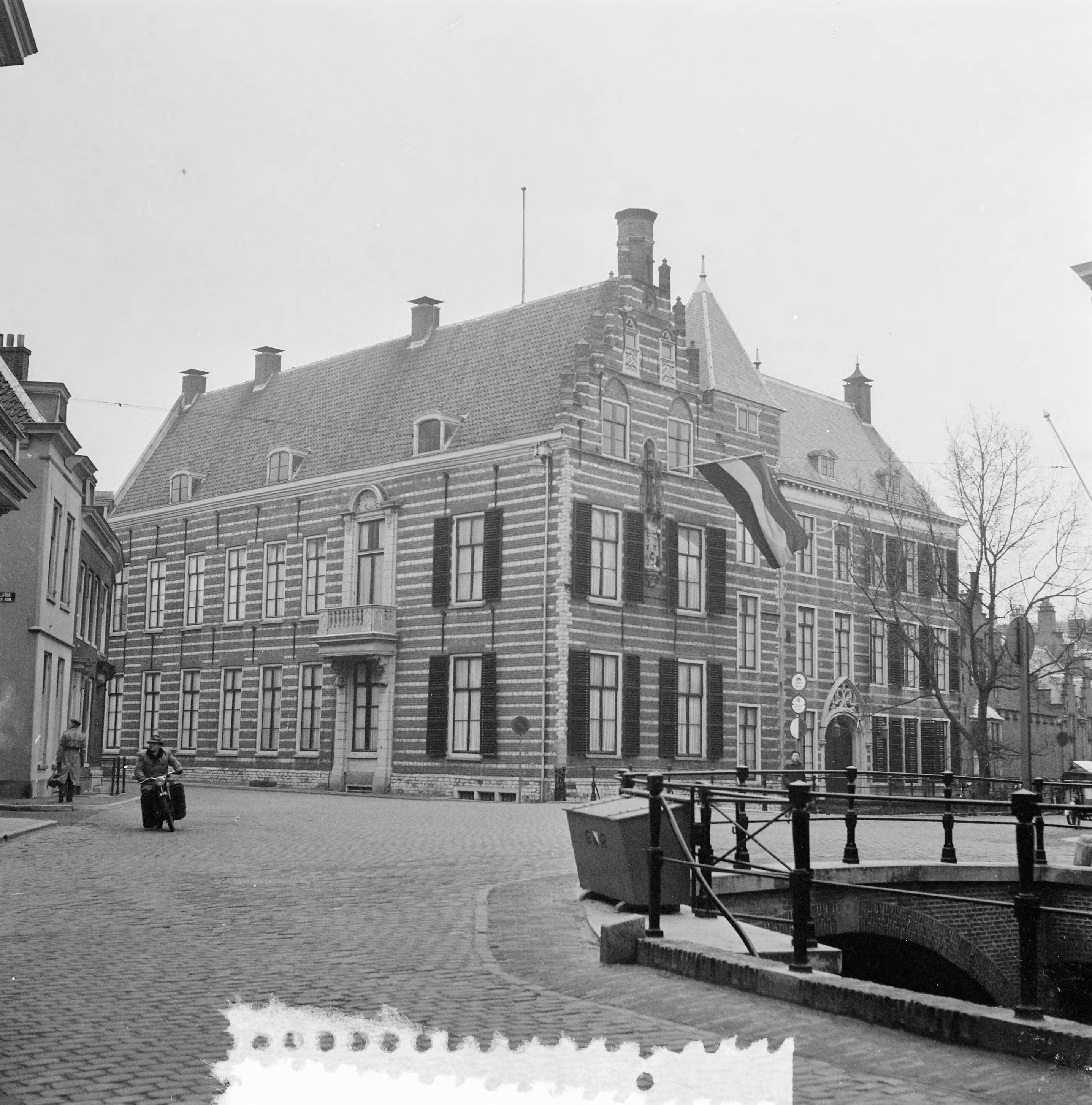 Stadsgezichten Utrecht — Stadsgezichten Utrecht. Paushuize aan de Kromme Nieuwegracht — Foto: Noske, J.D. / Anefo. Licentie: Set B: Rechtenvrij / Publiek Domein. Bron: Nationaal Archief. http://hdl.handle.net/10648/a91b76b2-d0b4-102d-bcf8-003048976d84