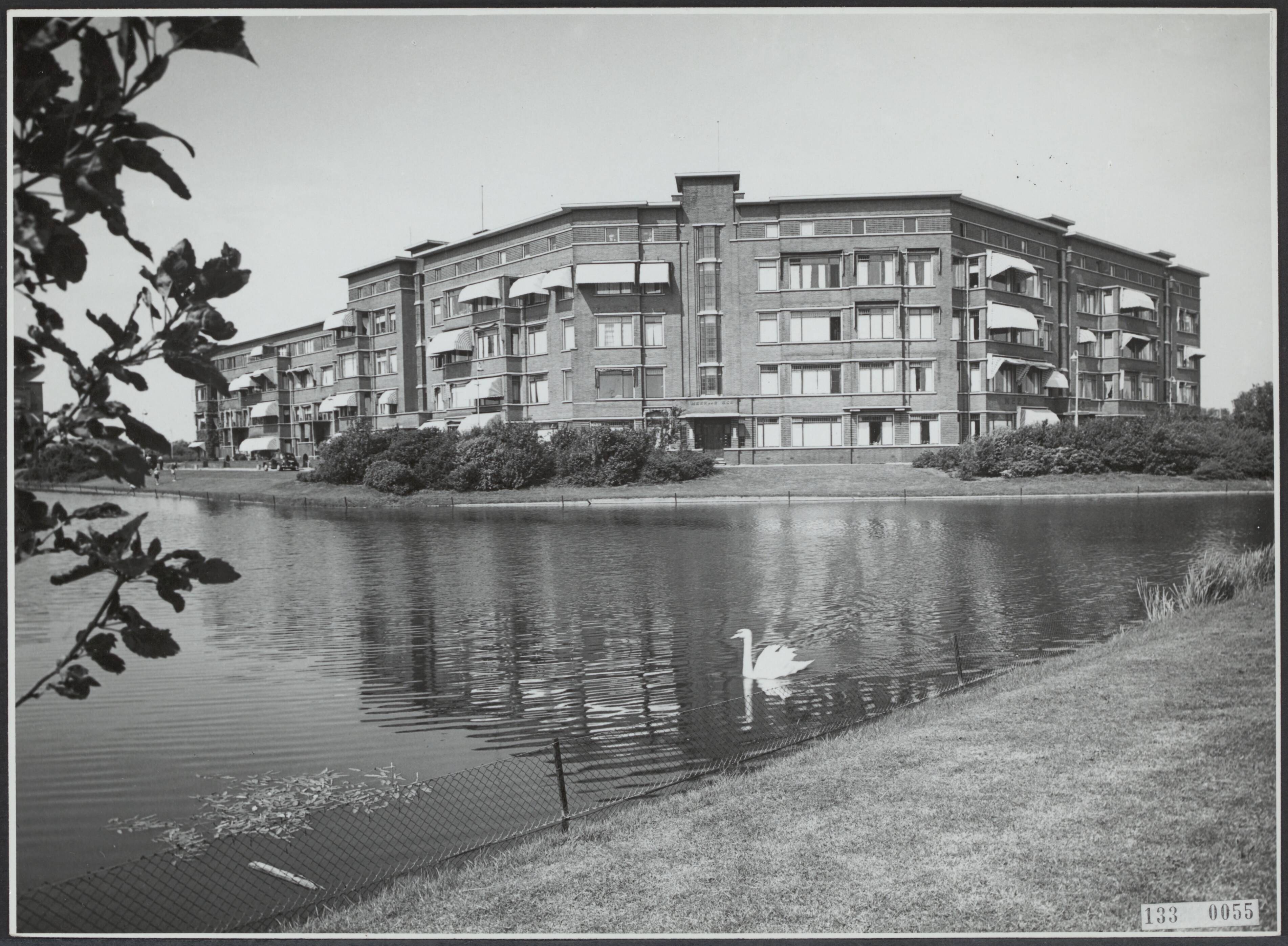 Fotocollectie Rijksvoorlichtingsdienst Eigen — Flat "Meer en Bosch" -Gravenhage. — Foto: Fotodienst Gemeente Den Haag. Licentie: Set B: Rechtenvrij / Publiek Domein. Bron: Nationaal Archief. http://hdl.handle.net/10648/af56f8ee-d0b4-102d-bcf8-003048976d84