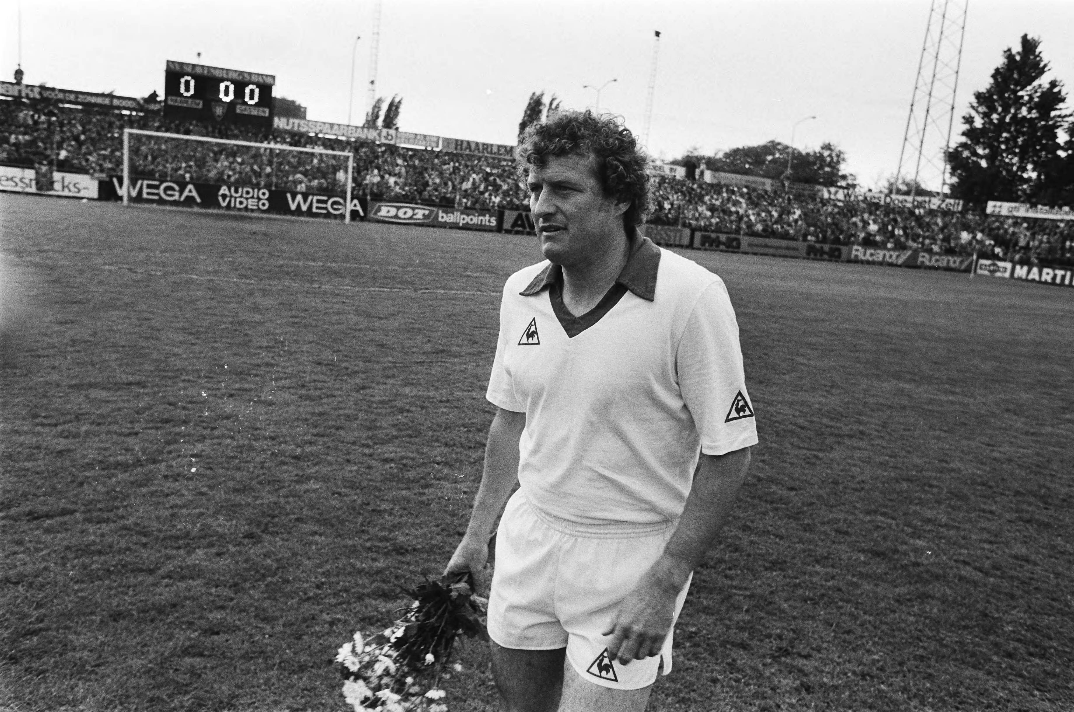 Fotocollectie Anefo — Voetbal Haarlem tegen Ajax 1-3; 8, 9, 10: Wim Jansen met bloemen i.v.m. laatste wedstrijd voor Ajax — Foto: Bogaerts, Rob / Anefo. Licentie: Set B: Rechtenvrij / Publiek Domein. Bron: Nationaal Archief. http://hdl.handle.net/10648/ad181db0-d0b4-102d-bcf8-003048976d84