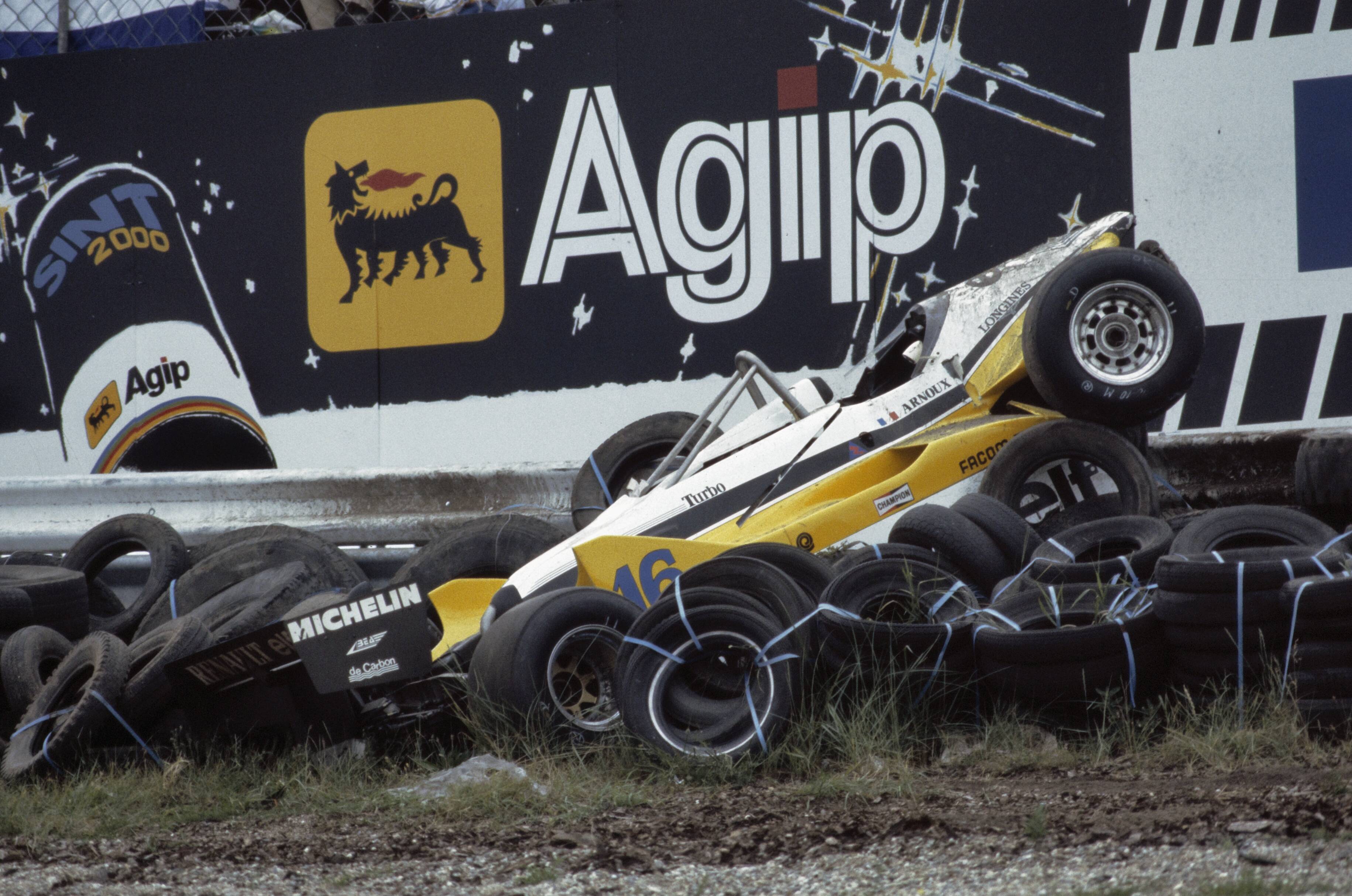 Fotocollectie Anefo — Grand Prix op Zandvoort; wagen Arnaux in de vangrail — Foto: Dijk, Hans van / Anefo. Licentie: Set B: Rechtenvrij / Publiek Domein. Bron: Nationaal Archief. http://hdl.handle.net/10648/ad8b3516-d0b4-102d-bcf8-003048976d84