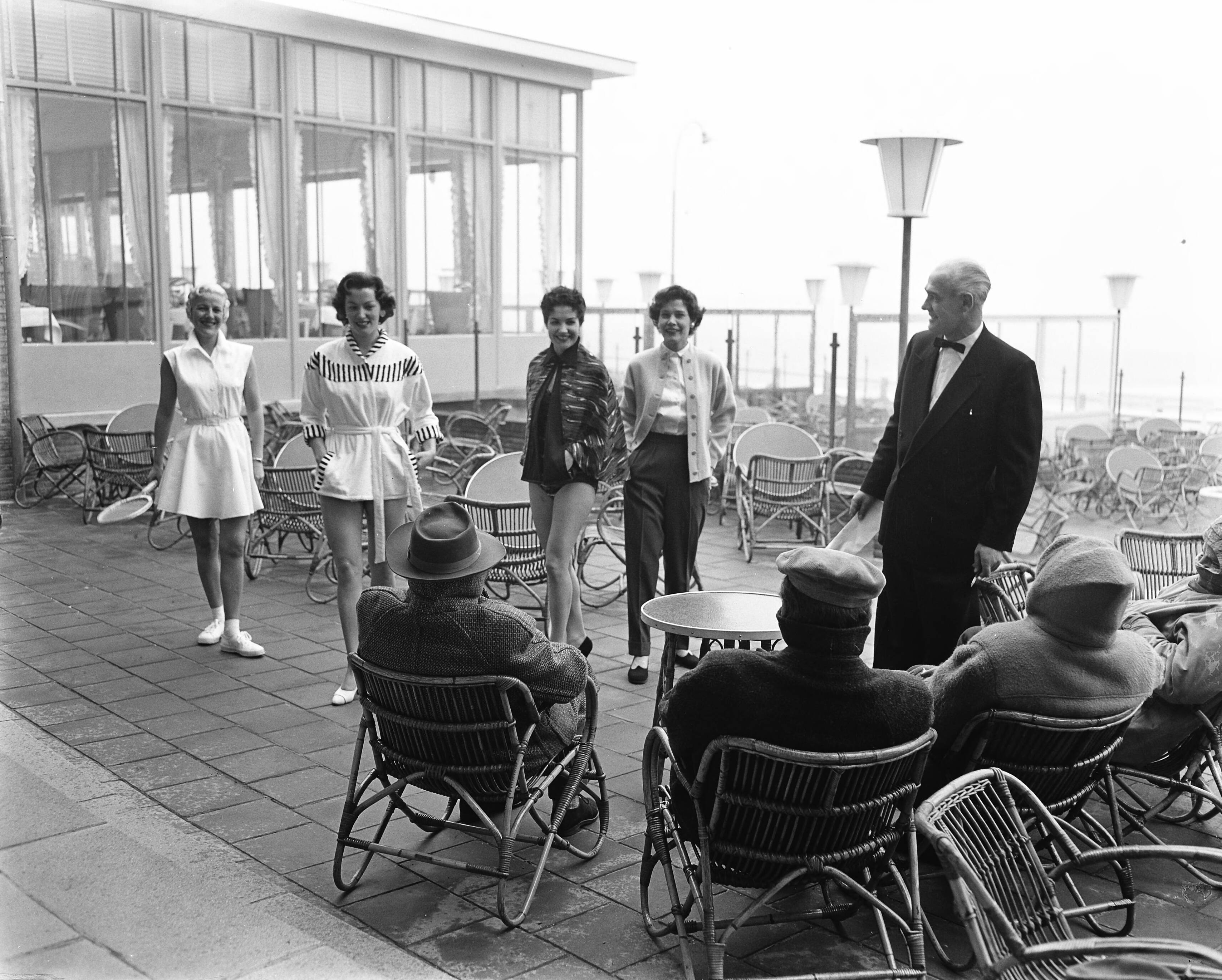 Fotocollectie Anefo — Modeshow bij Hotel Bouwens te Zandvoort. — Foto: Pot, Harry / Anefo. Licentie: Set B: Rechtenvrij / Publiek Domein. Bron: Nationaal Archief. http://hdl.handle.net/10648/a945e712-d0b4-102d-bcf8-003048976d84