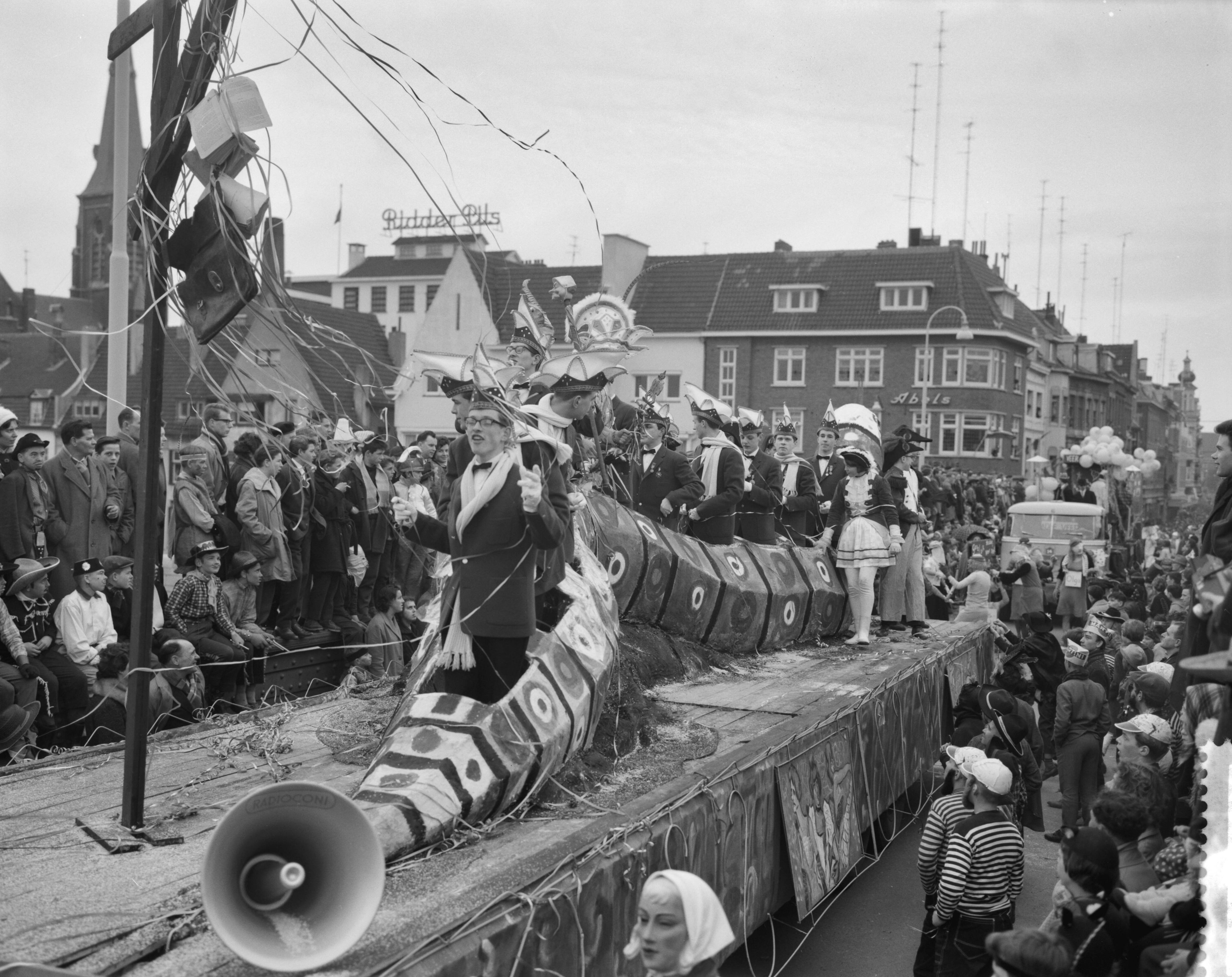 Fotocollectie Anefo — Carnavalsoptocht in Maastricht — Foto: Rossem, Wim van / Anefo. Licentie: Set B: Rechtenvrij / Publiek Domein. Bron: Nationaal Archief. http://hdl.handle.net/10648/a9c8f8c8-d0b4-102d-bcf8-003048976d84