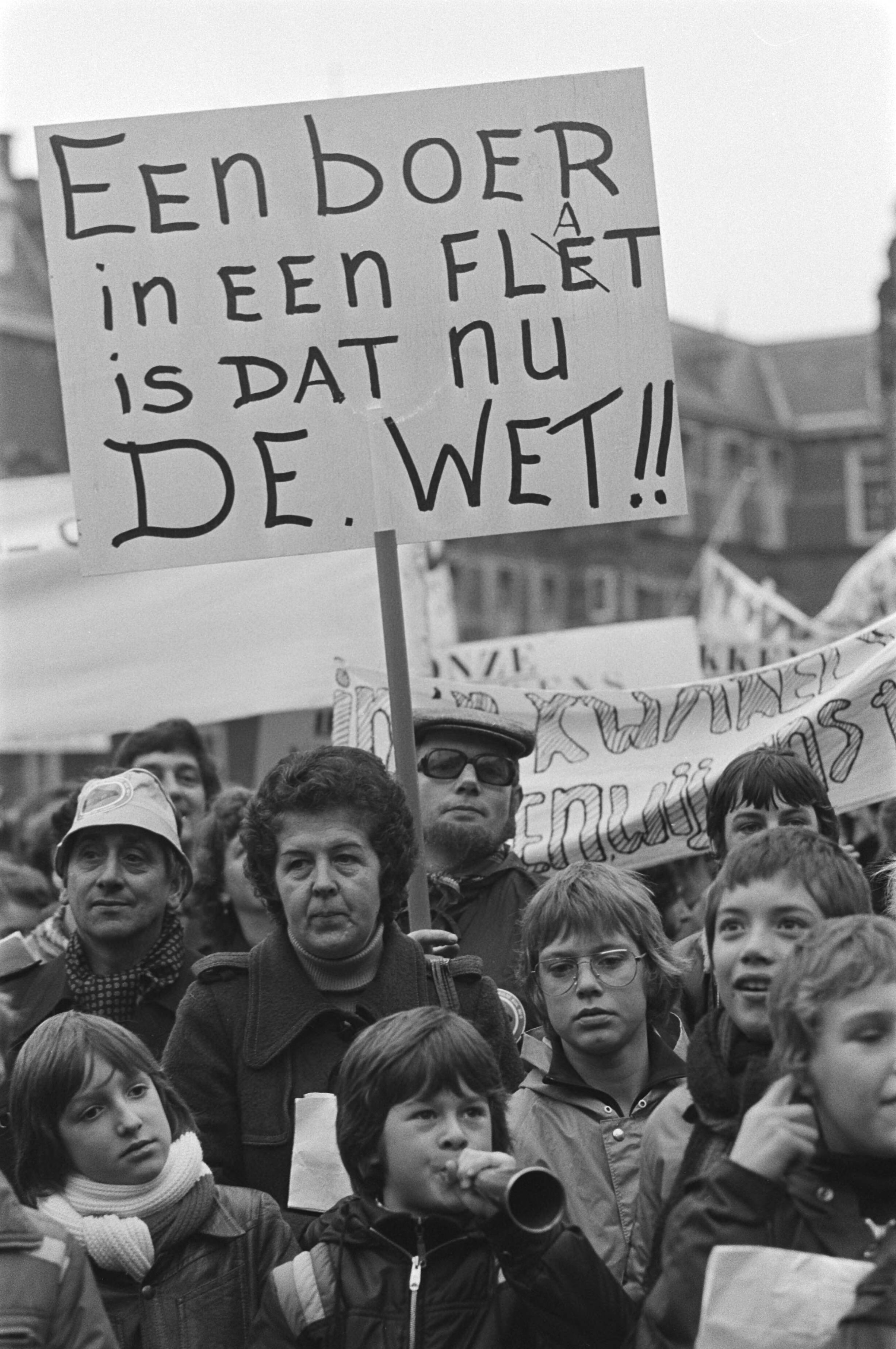 Fotocollectie Anefo — Actiegroep "De Kwakel" demonstreert in verband met woonproblemen in de Kwakel, op Binnenhof Den Haag — Foto: Suyk, Koen / Anefo. Licentie: Set B: Rechtenvrij / Publiek Domein. Bron: Nationaal Archief. http://hdl.handle.net/10648/aca82f82-d0b4-102d-bcf8-003048976d84