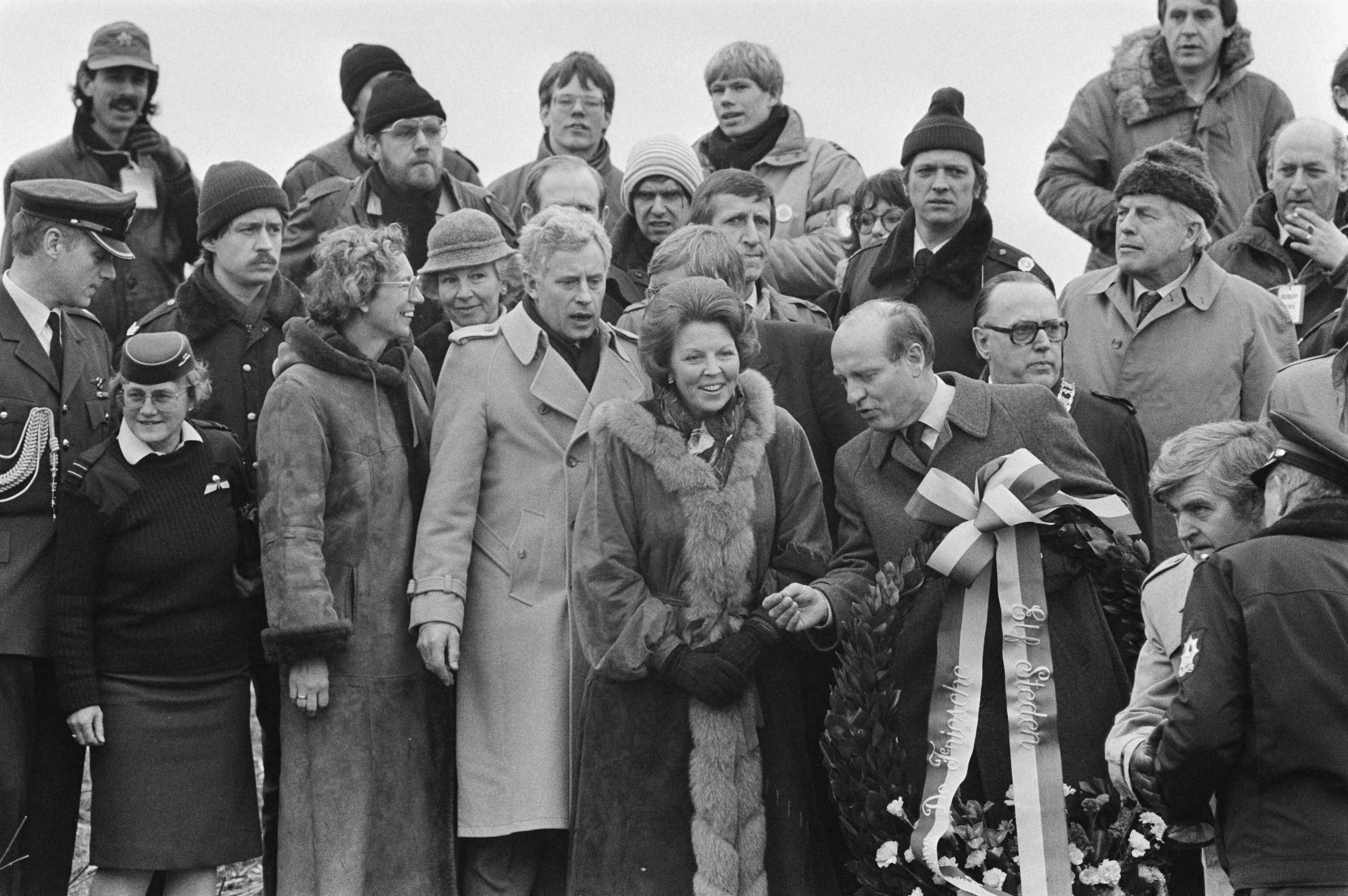 Fotocollectie Anefo — Elfstedentocht 1985, finish Leeuwarden; 2a Koningin Beatrix , Sipkema, CdK Wiegel — Foto: Croes, Rob C. / Anefo. Licentie: Set B: Rechtenvrij / Publiek Domein. Bron: Nationaal Archief. http://hdl.handle.net/10648/ad4363d0-d0b4-102d-bcf8-003048976d84