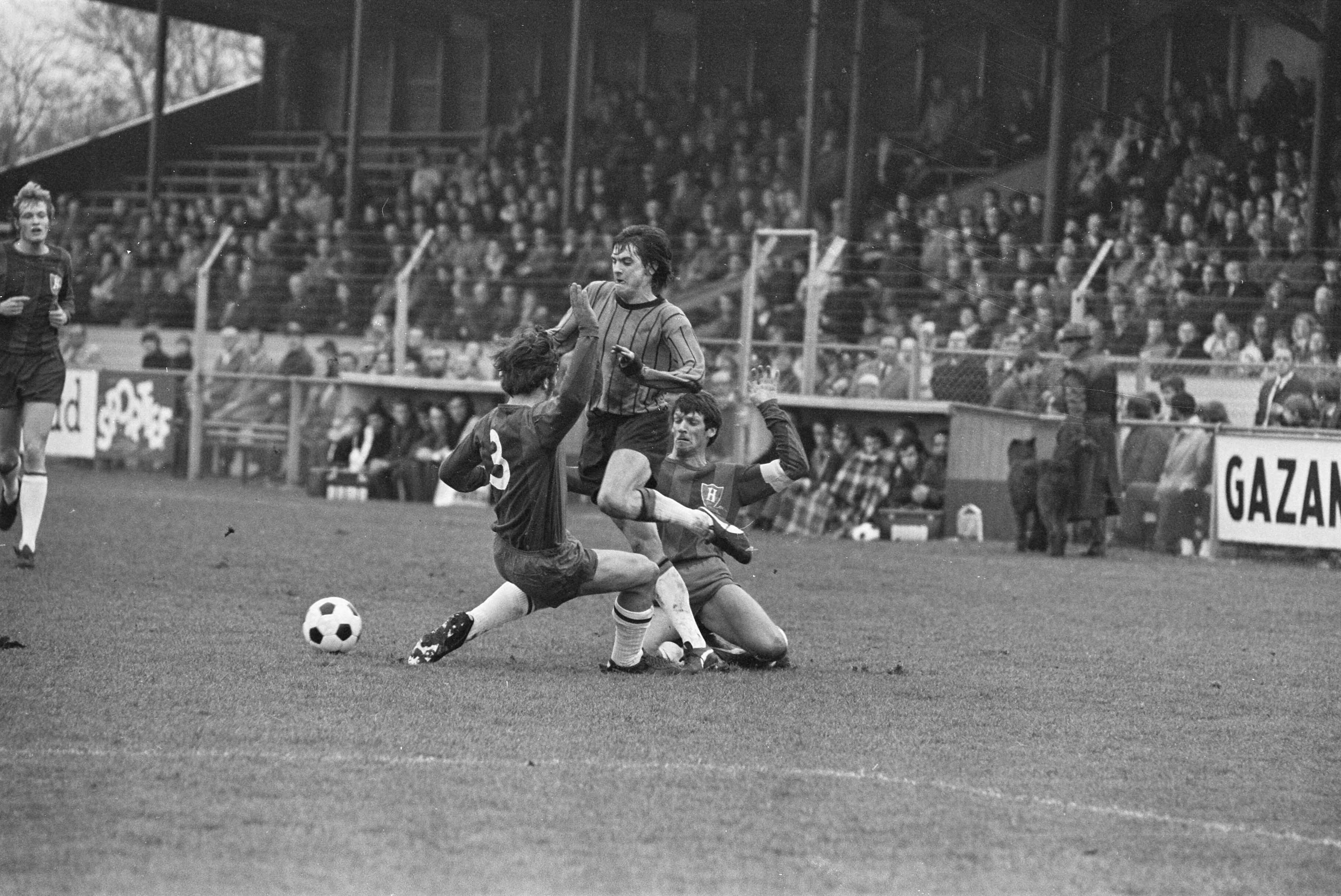 Fotocollectie Anefo — Haarlem tegen DWS 2-2; v.l.n.r. duel Hoeben (Haarlem), G. Deykers (DWS), Wentink (Haarlem) — Foto: Evers, Joost / Anefo. Licentie: Set B: Rechtenvrij / Publiek Domein. Bron: Nationaal Archief. http://hdl.handle.net/10648/abb4731a-d0b4-102d-bcf8-003048976d84