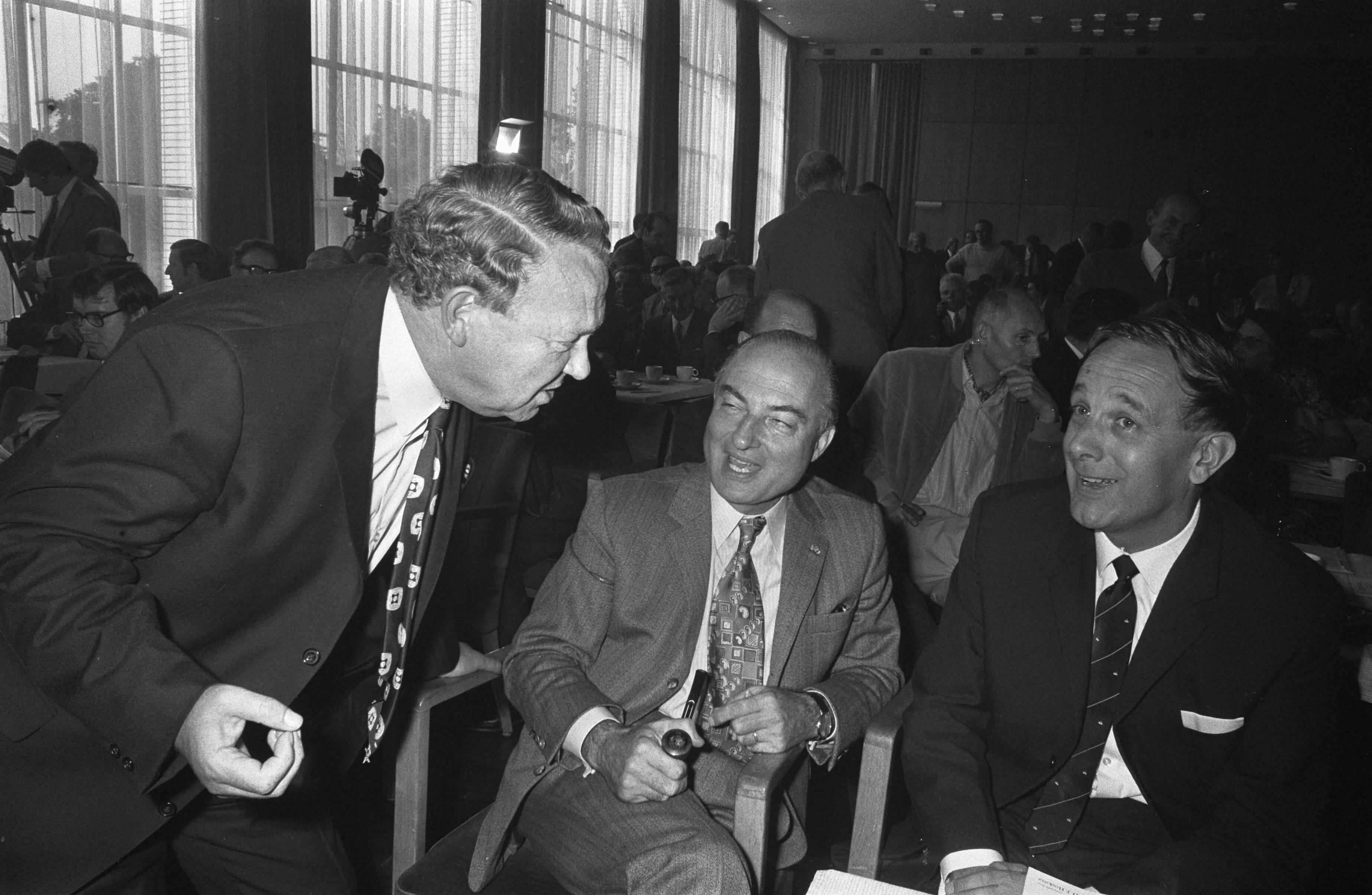 Fotocollectie Anefo — KVP partijraad bijeen, Utrecht — Foto: Punt, W. / Anefo. Licentie: Set B: Rechtenvrij / Publiek Domein. Bron: Nationaal Archief. http://hdl.handle.net/10648/abcf3cfe-d0b4-102d-bcf8-003048976d84