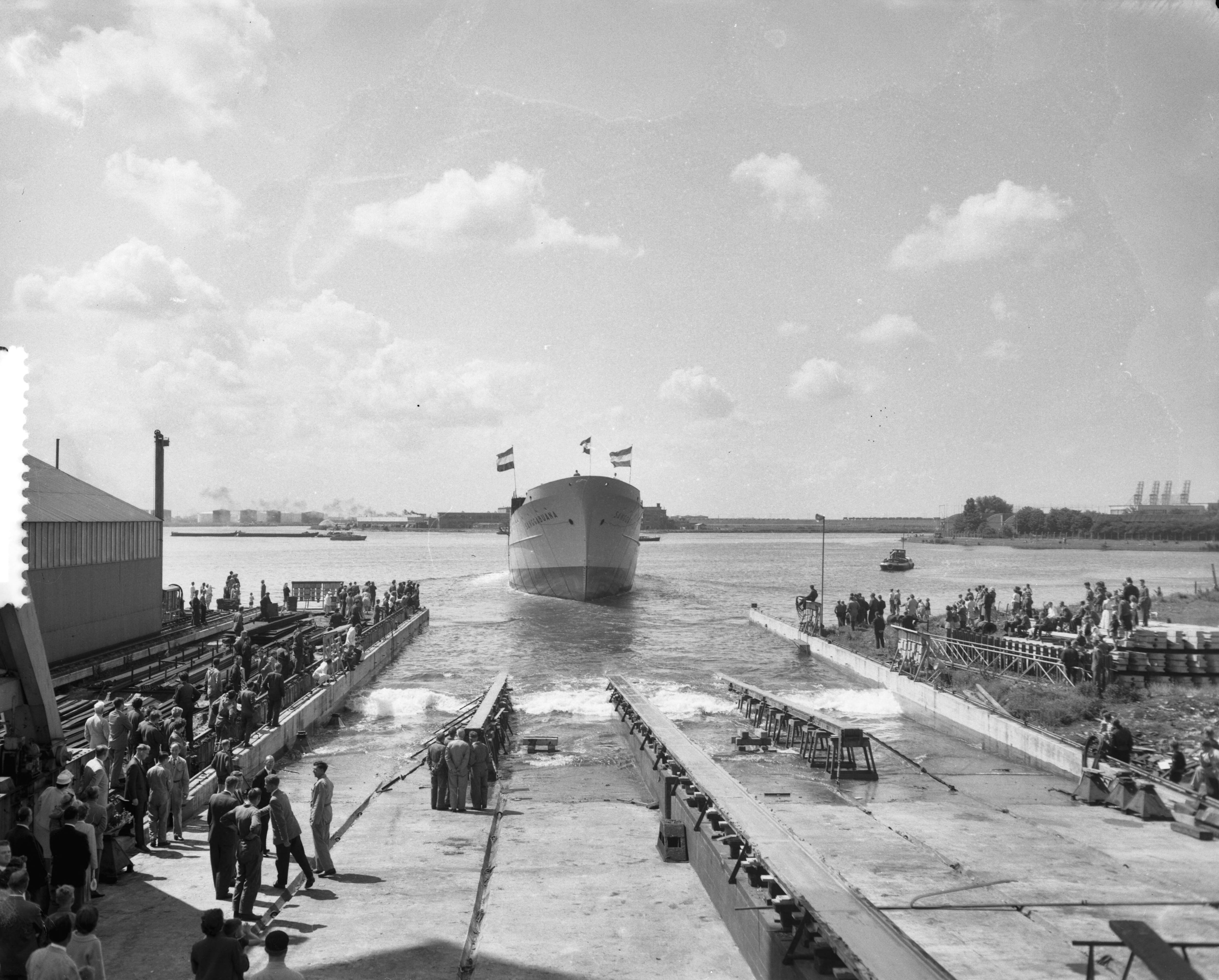 Fotocollectie Anefo — Tewaterlating "Sanggabuana" bij de N.V. Zaanlandsche Scheepsbouwmaatschappij te Zaandam — Foto: Bilsen, Joop van / Anefo. Licentie: Set B: Rechtenvrij / Publiek Domein. Bron: Nationaal Archief. http://hdl.handle.net/10648/a9b4556c-d0b4-102d-bcf8-003048976d84