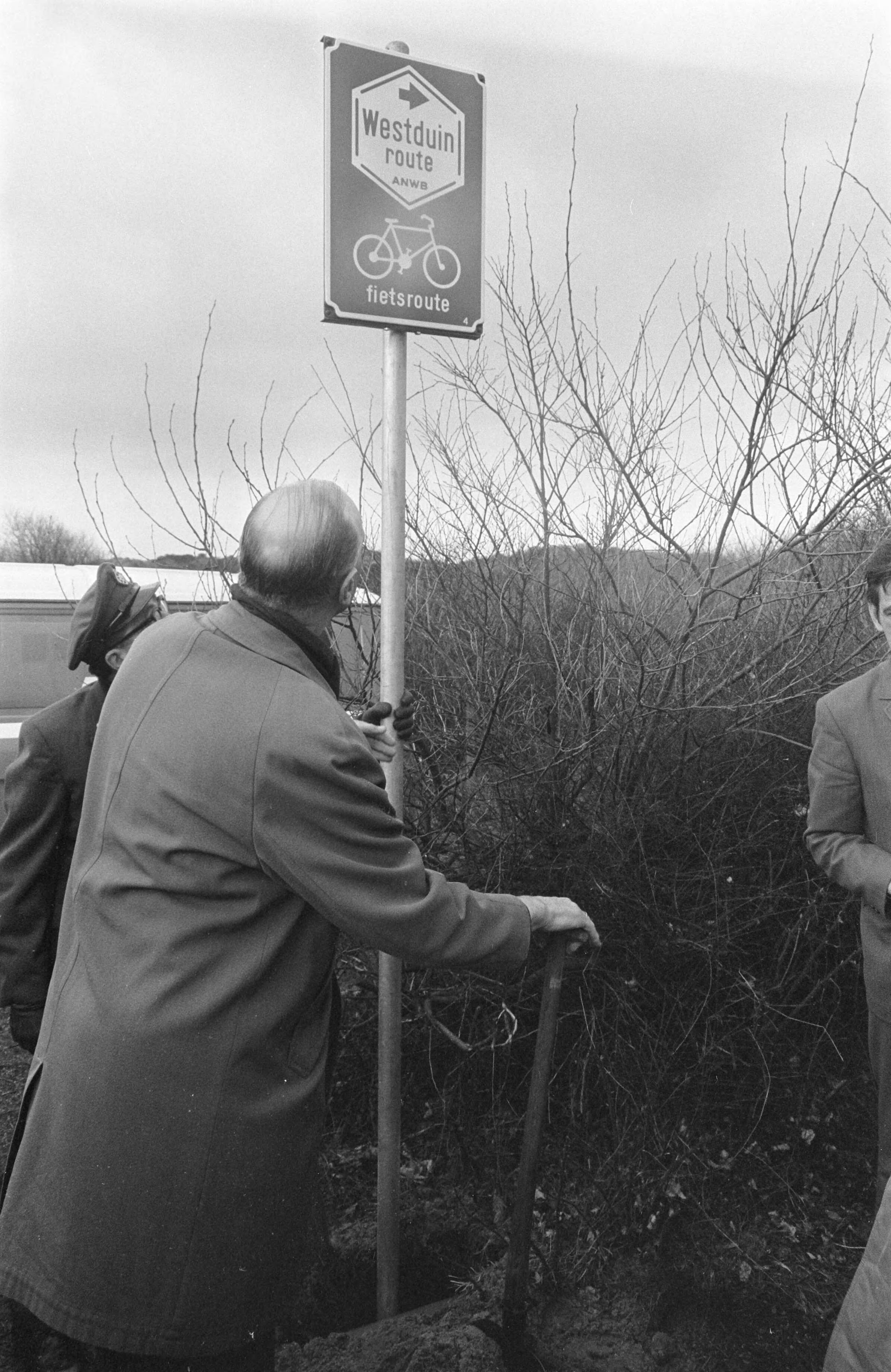Fotocollectie Anefo — Burgemeester V.G.M. Marijnen van den Haag rijdt nieuw fietsroute aan Westzijde van Den Haag burgemeester Marijnen (l) en wethouder mr. A.J. Dankelman op de — Foto: Evers, Joost / Anefo. Licentie: Set B: Rechtenvrij / Publiek Domein. Bron: Nationaal Archief. http://hdl.handle.net/10648/ab644e44-d0b4-102d-bcf8-003048976d84