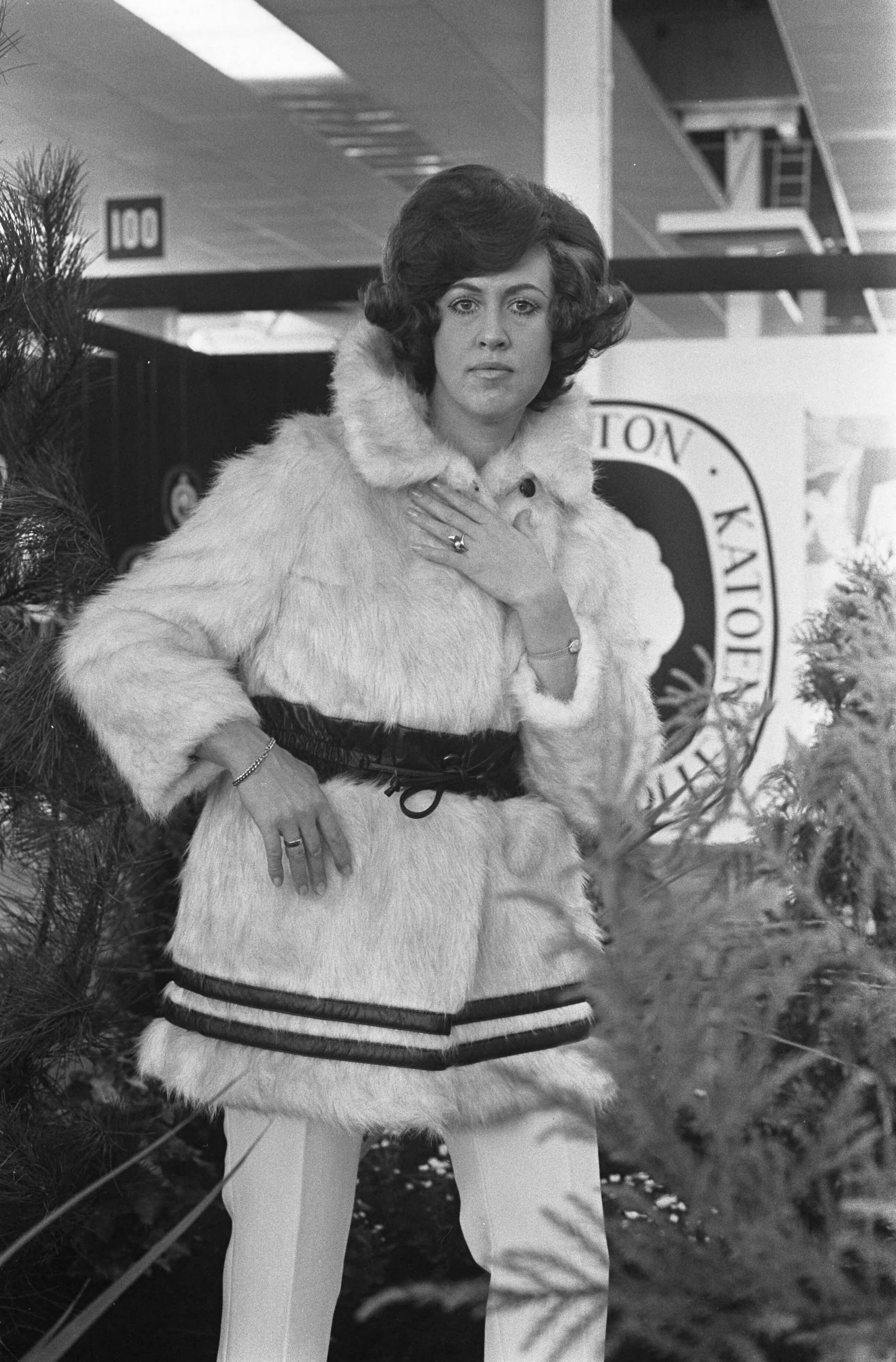 Fotocollectie Anefo — Sportmodebeurs in Marijkehal van Kon. Ned. Jaarbeurs te Utrecht: jasje van imitatiebont — Foto: Verhoeff, Bert / Anefo. Licentie: Set B: Rechtenvrij / Publiek Domein. Bron: Nationaal Archief. http://hdl.handle.net/10648/ab79c95e-d0b4-102d-bcf8-003048976d84