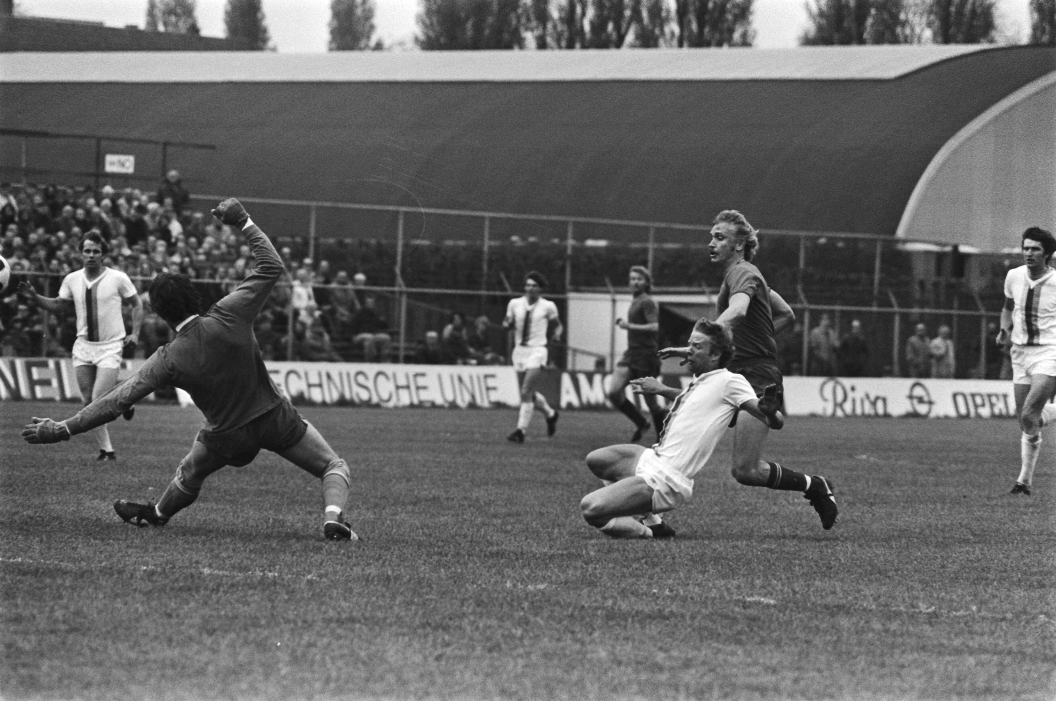 Fotocollectie Anefo — Amsterdam tegen Den Haag 3-1; spelmomenten — Foto: Bogaerts, Rob / Anefo. Licentie: Set B: Rechtenvrij / Publiek Domein. Bron: Nationaal Archief. http://hdl.handle.net/10648/ac82b3e2-d0b4-102d-bcf8-003048976d84