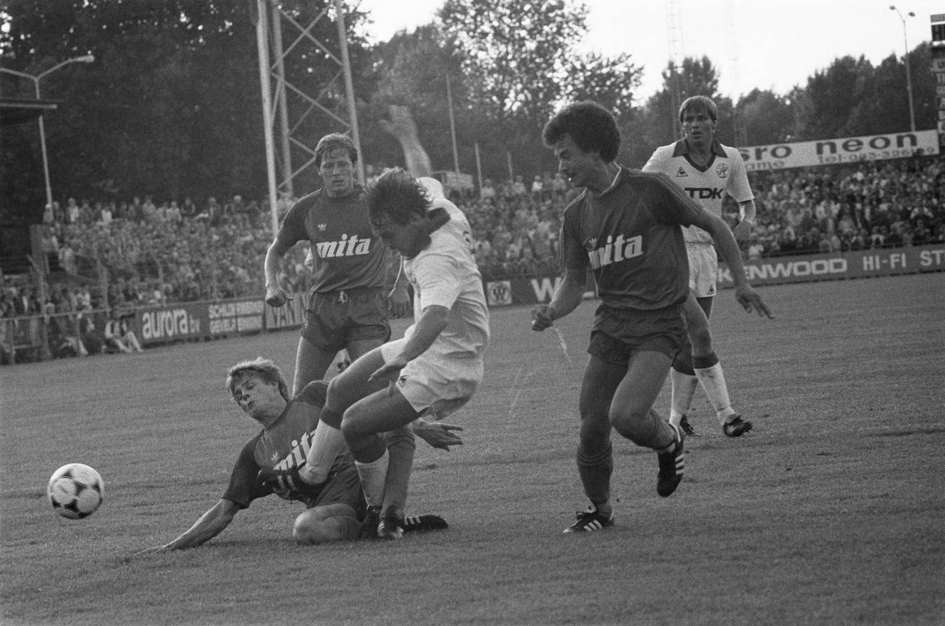 Fotocollectie Anefo — Haarlem tegen Ajax; Ophof (Ajax) in duel — Foto: Dijk, Hans van / Anefo. Licentie: Set B: Rechtenvrij / Publiek Domein. Bron: Nationaal Archief. http://hdl.handle.net/10648/ad1d5ce4-d0b4-102d-bcf8-003048976d84