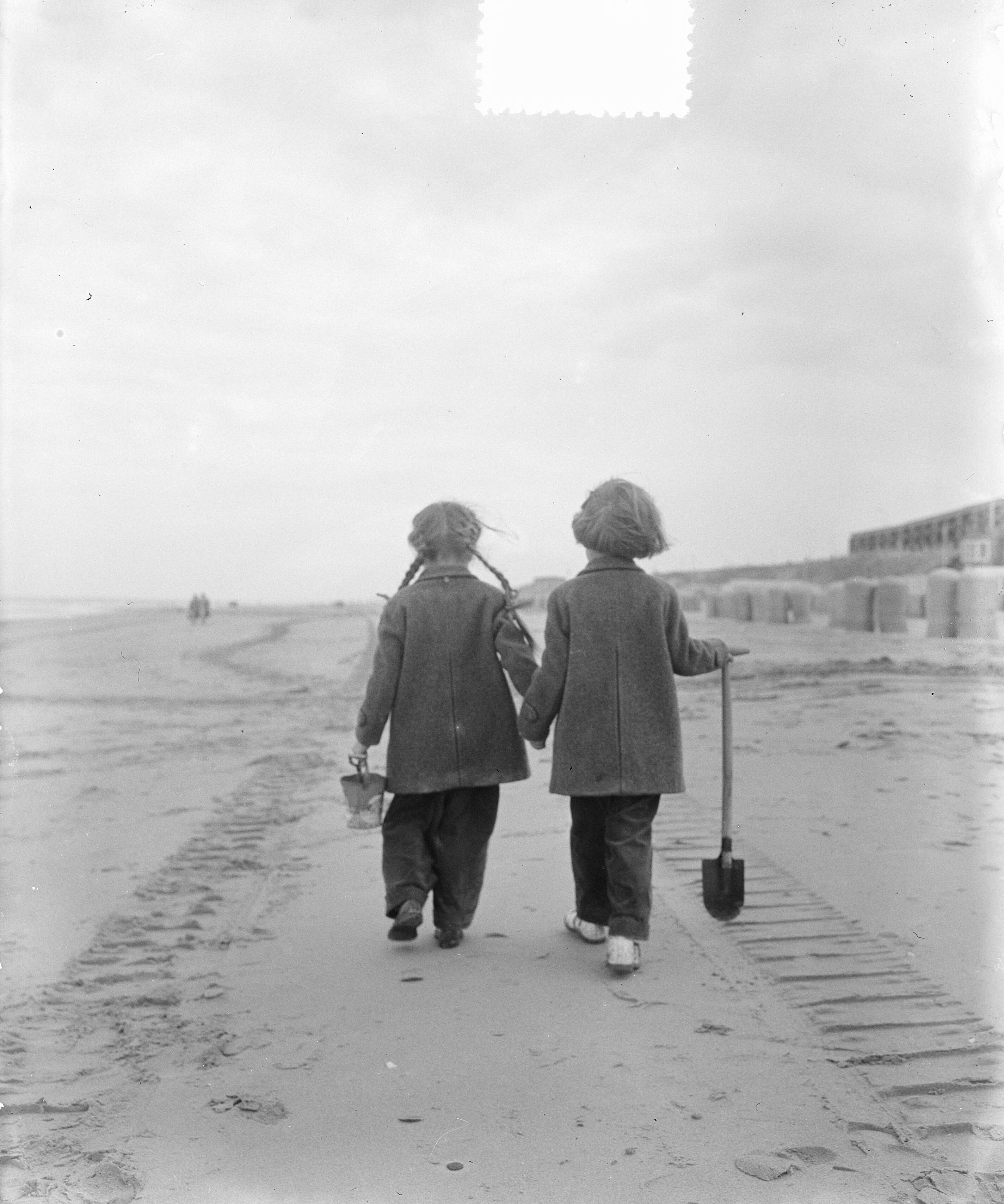 Fotocollectie Anefo — Regenplaatsjes op strand van Zandvoort — Foto: Pot, Harry / Anefo. Licentie: Set B: Rechtenvrij / Publiek Domein. Bron: Nationaal Archief. http://hdl.handle.net/10648/a90de48e-d0b4-102d-bcf8-003048976d84
