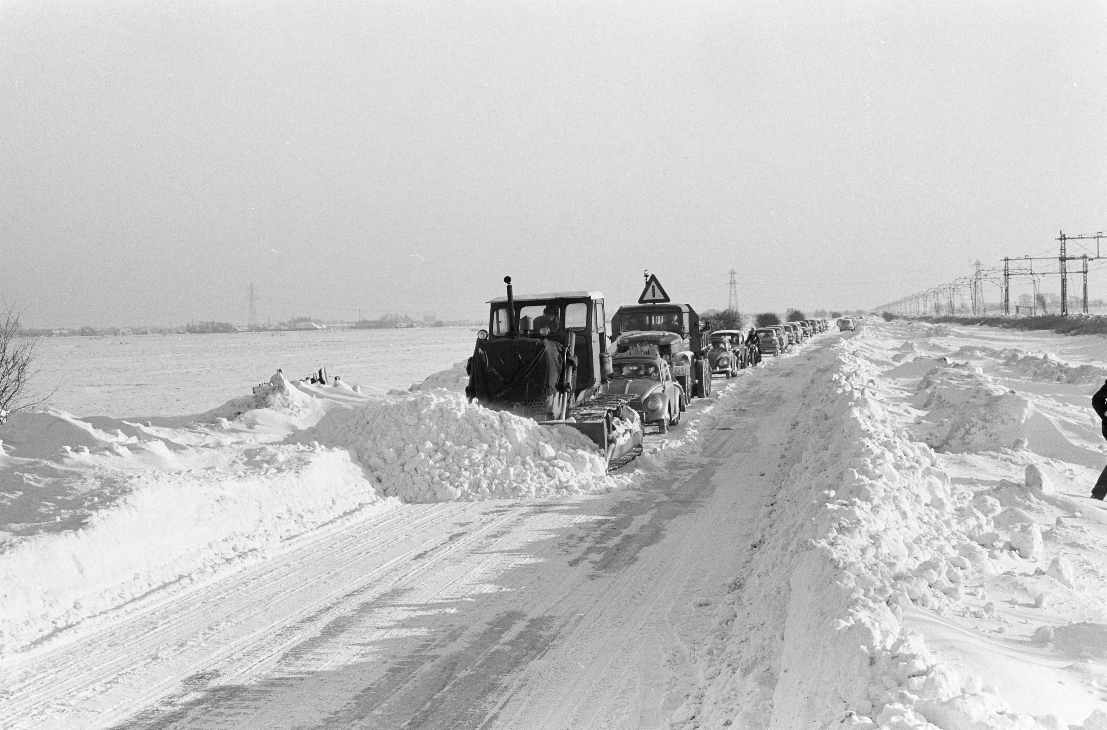 Fotocollectie Anefo — Op de provinciale weg van Krommenie naar Uitgeest, was alleen verkeer mogelijk achter bulldozer — Foto: Pot, Harry / Anefo. Licentie: Set B: Rechtenvrij / Publiek Domein. Bron: Nationaal Archief. http://hdl.handle.net/10648/aa26a0ea-d0b4-102d-bcf8-003048976d84