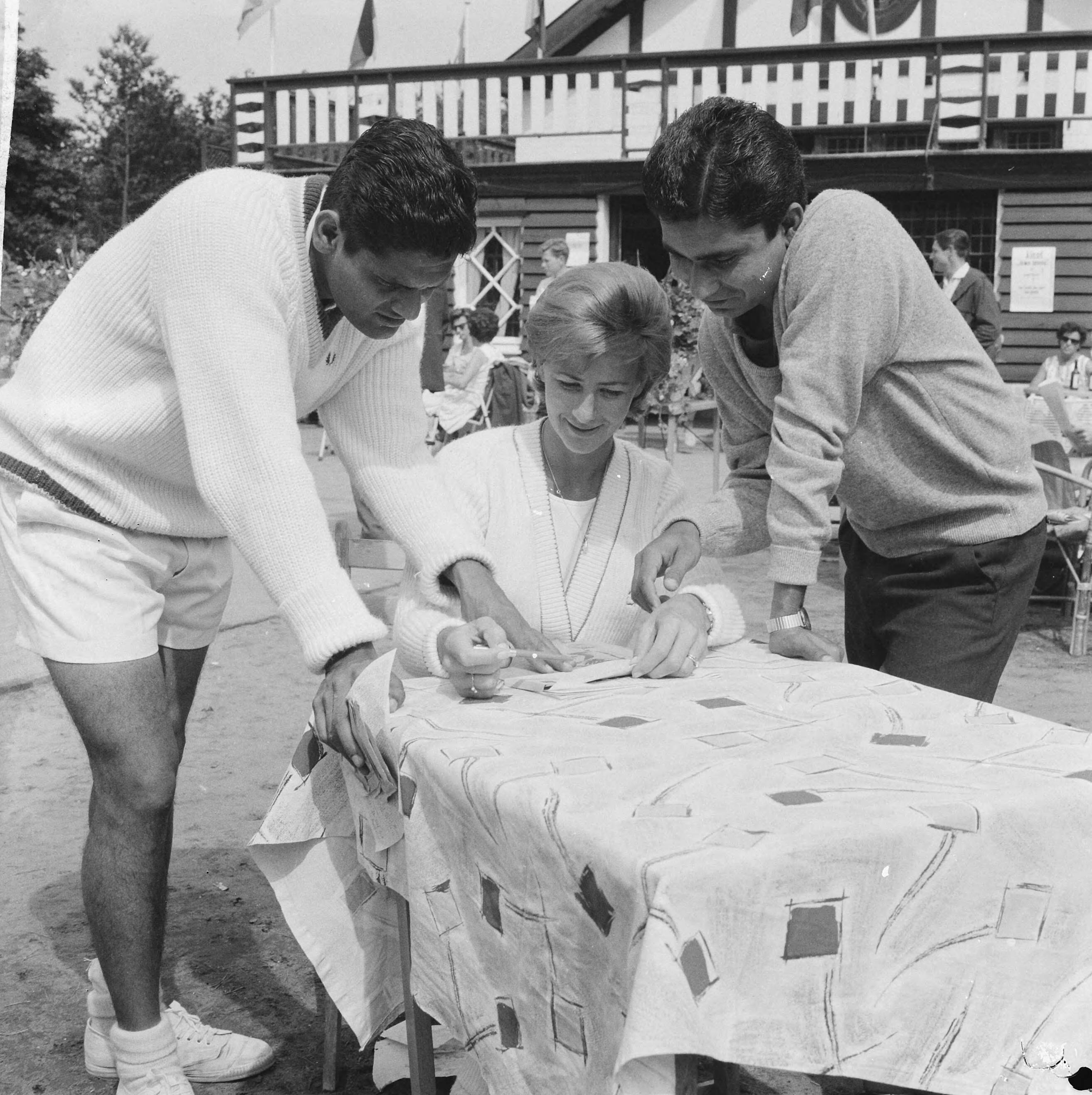 Fotocollectie Anefo — Tenniskampioenschappen te Hilversum, Krishnan (l) Valerie Forbes en Akhtar Ali — Foto: Koch, Eric / Anefo. Licentie: Set B: Rechtenvrij / Publiek Domein. Bron: Nationaal Archief. http://hdl.handle.net/10648/aa119ad8-d0b4-102d-bcf8-003048976d84