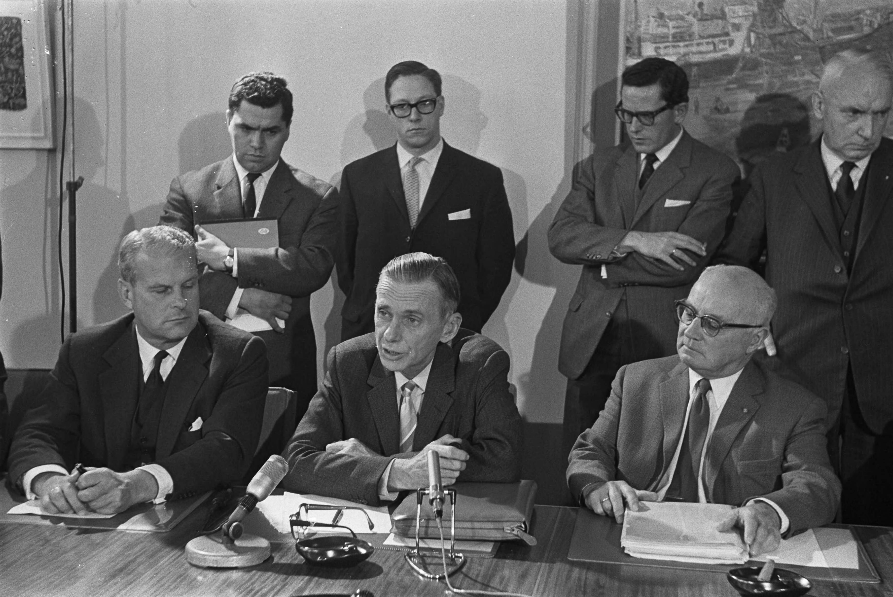 Fotocollectie Anefo — Loonoverleg in gebouw van de SER te Den Haag. Vlnr. H.J. de Koster, ir. P. Bosma, voorzitter CSWV, en dr. ir. B. Boetger, voorzitter van de Stichting van de Arbeid — Foto: Koch, Eric / Anefo. Licentie: Set B: Rechtenvrij / Publiek Domein. Bron: Nationaal Archief. http://hdl.handle.net/10648/aa4a266e-d0b4-102d-bcf8-003048976d84