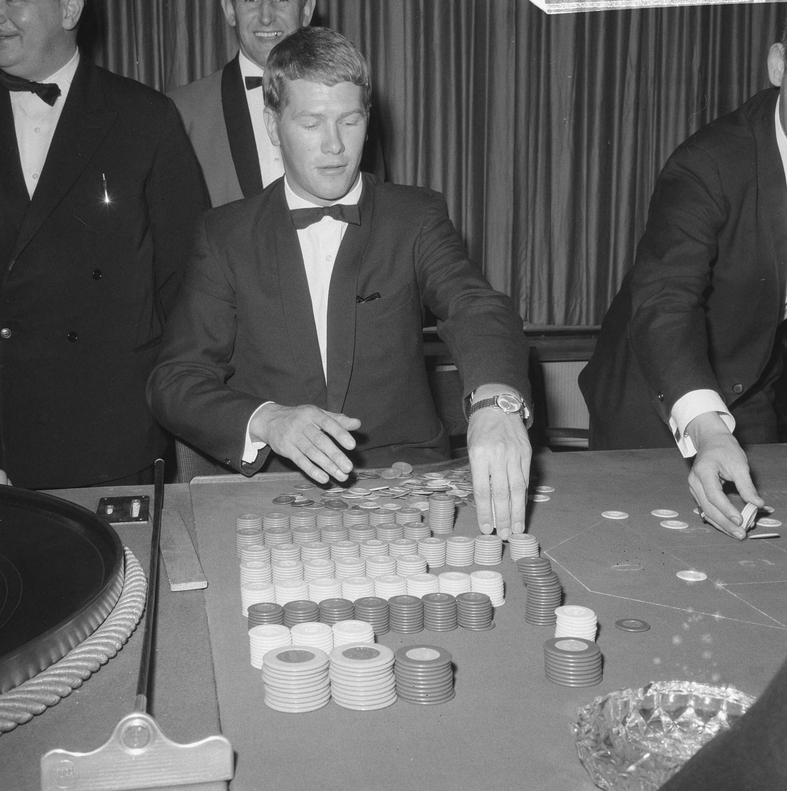 Fotocollectie Anefo — Naar aanleiding van een besluit van het ministerie van Justitie moeten de casino's in Nederland hun deuren sluiten. In West-End te Loosdrecht rolt vandaag voor het laatst het balletje — Foto: Evers, Joost / Anefo. Licentie: Set B: Rechtenvrij / Publiek Domein. Bron: Nationaal Archief. http://hdl.handle.net/10648/aac85192-d0b4-102d-bcf8-003048976d84