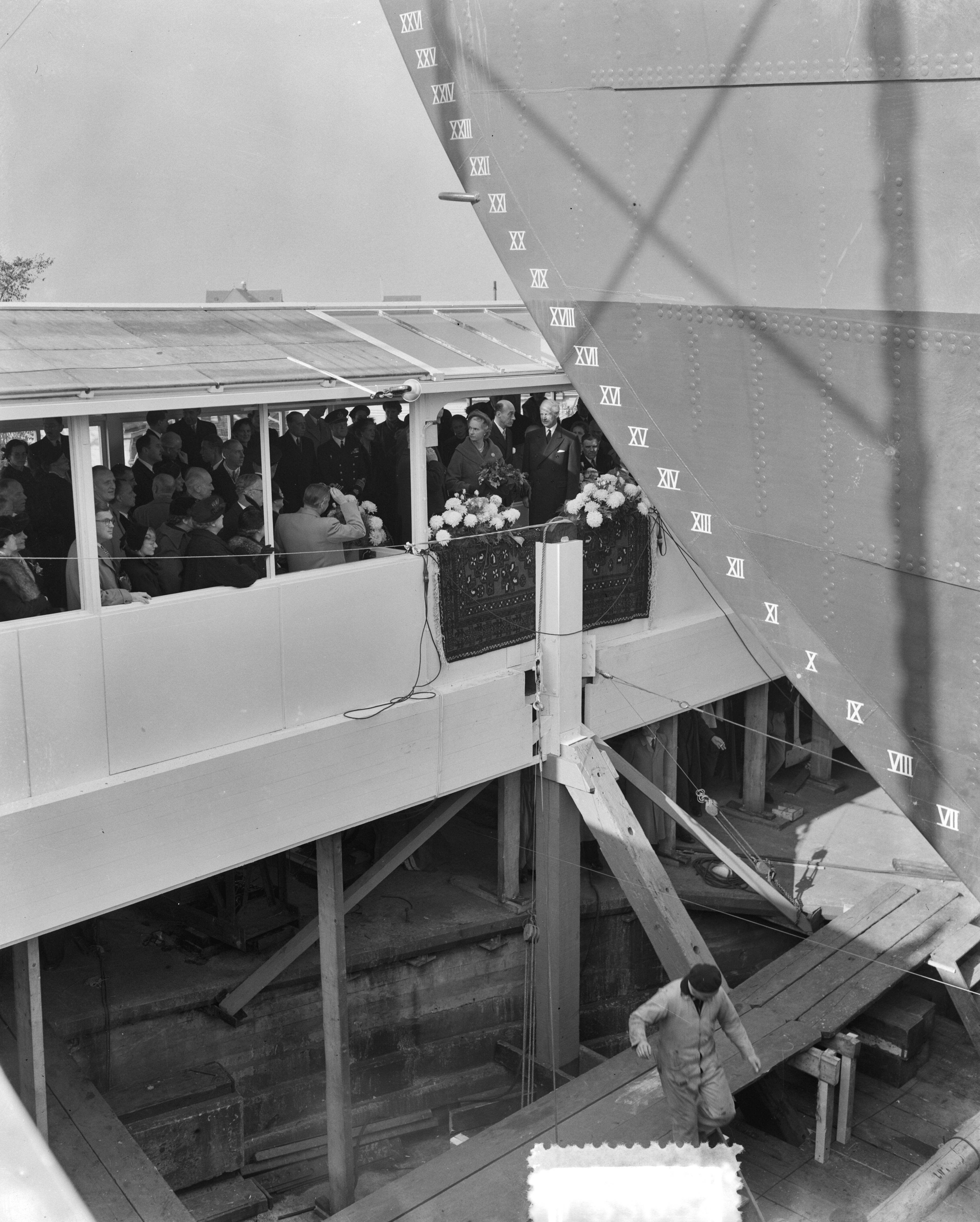 Tewaterlating Zweeds schip "Kungsholm" bij De Schelde te Vlissingen — Tewaterlating Zweeds schip "Kungsholm" bij De Schelde te Vlissingen. Prinses Sybilla van Zweden doopt het schip — Foto: Consenheim, Wim / Anefo. Licentie: Set B: Rechtenvrij / Publiek Domein. Bron: Nationaal Archief. http://hdl.handle.net/10648/a9015a8e-d0b4-102d-bcf8-003048976d84