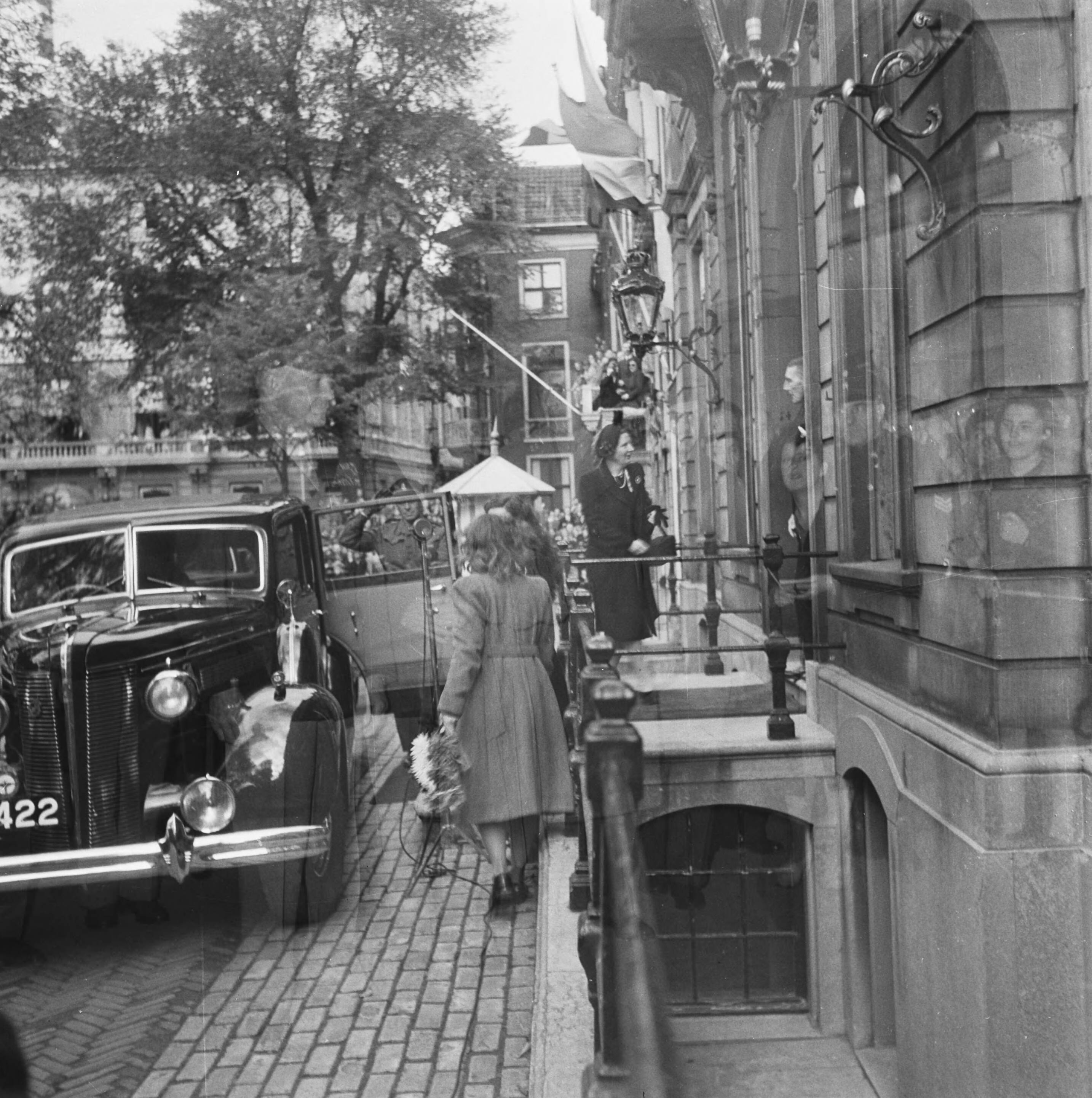Bezoek van Eisenhower aan Paleis Lange Voorhout te Den Haag — [Prinses Juliana bij de ingang van Paleis Lange Voorhout] — Foto: Fotograaf Onbekend / Anefo. Licentie: Set B: Rechtenvrij / Publiek Domein. Bron: Nationaal Archief. http://hdl.handle.net/10648/ac1d097a-d0b4-102d-bcf8-003048976d84