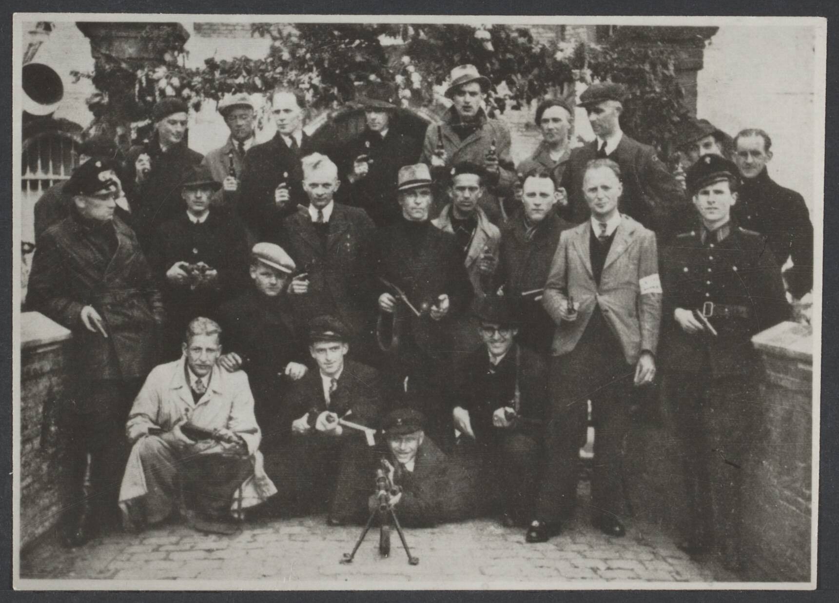 Illegaliteit — Knokploeg Leeuwarden. De groep verzetsstrijders die 51 mannen bevrijdde die door de S.D. gevangen werden gehouden in Leeuwarden. 8 december 1944 — Foto: Onbekend / Publiek Domein of Rechtenvrij. Licentie: Set B: Rechtenvrij / Publiek Domein. Bron: Nationaal Archief. http://hdl.handle.net/10648/75c2f254-b385-03a1-f433-a5a6b0e08b03
