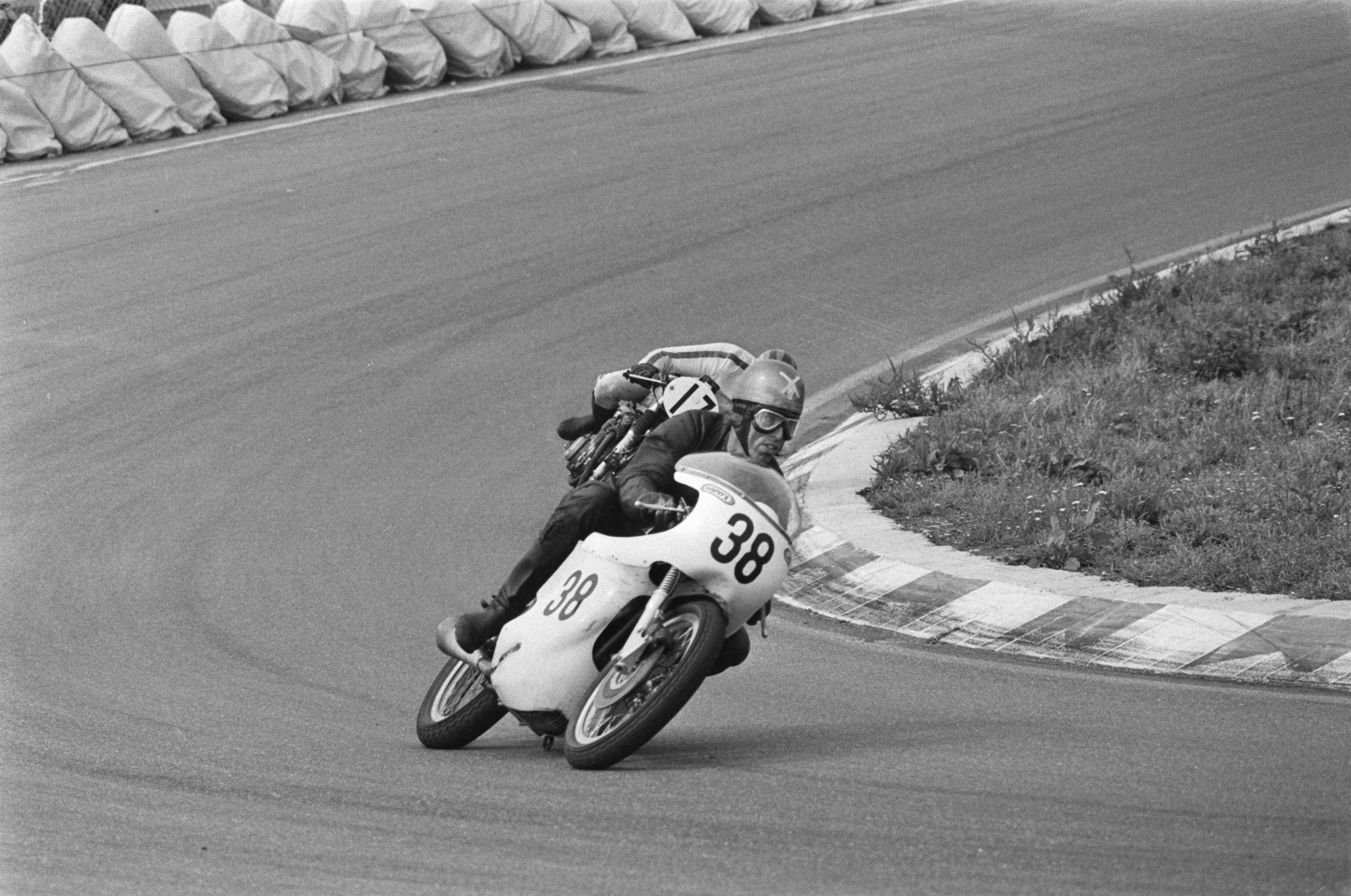 Fotocollectie Anefo — Motorraces op Zandvoort, Jan Strijbis op een Triumph — Foto: Mieremet, Rob / Anefo. Licentie: Set B: Rechtenvrij / Publiek Domein. Bron: Nationaal Archief. http://hdl.handle.net/10648/ac5044c0-d0b4-102d-bcf8-003048976d84
