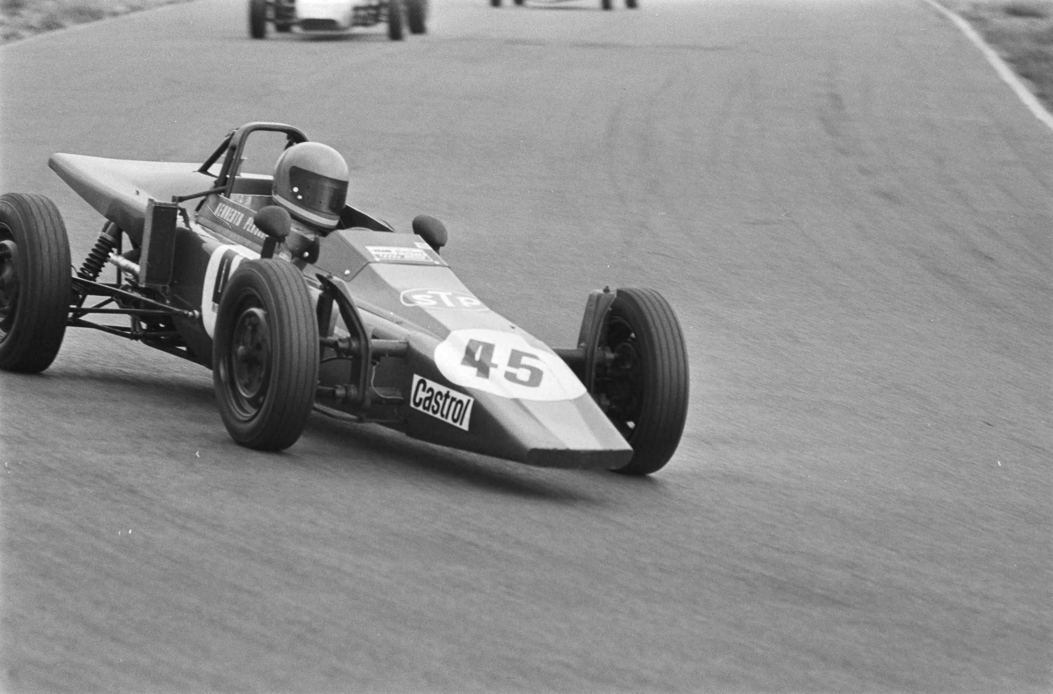 Fotocollectie Anefo — Internationale Formule Vee autoraces, Zandvoort — Foto: Peters, Hans / Anefo. Licentie: Set B: Rechtenvrij / Publiek Domein. Bron: Nationaal Archief. http://hdl.handle.net/10648/abc93890-d0b4-102d-bcf8-003048976d84