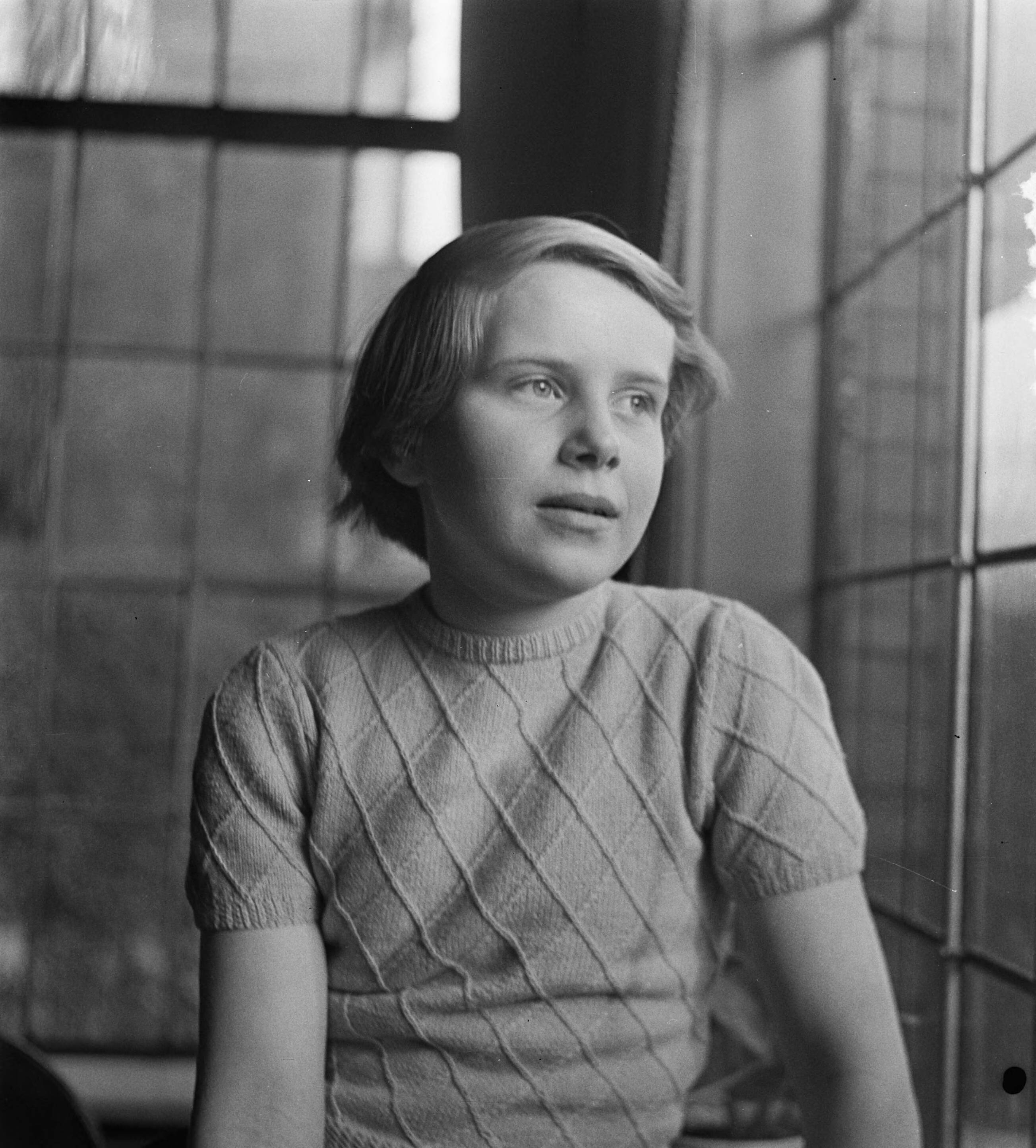 Fotocollectie Anefo — Opdracht Heer Smulders Voorburg. Kinderfoto's. Meisje in venster — Foto: Bilsen, Joop van / Anefo. Licentie: Set B: Rechtenvrij / Publiek Domein. Bron: Nationaal Archief. http://hdl.handle.net/10648/a906e44a-d0b4-102d-bcf8-003048976d84